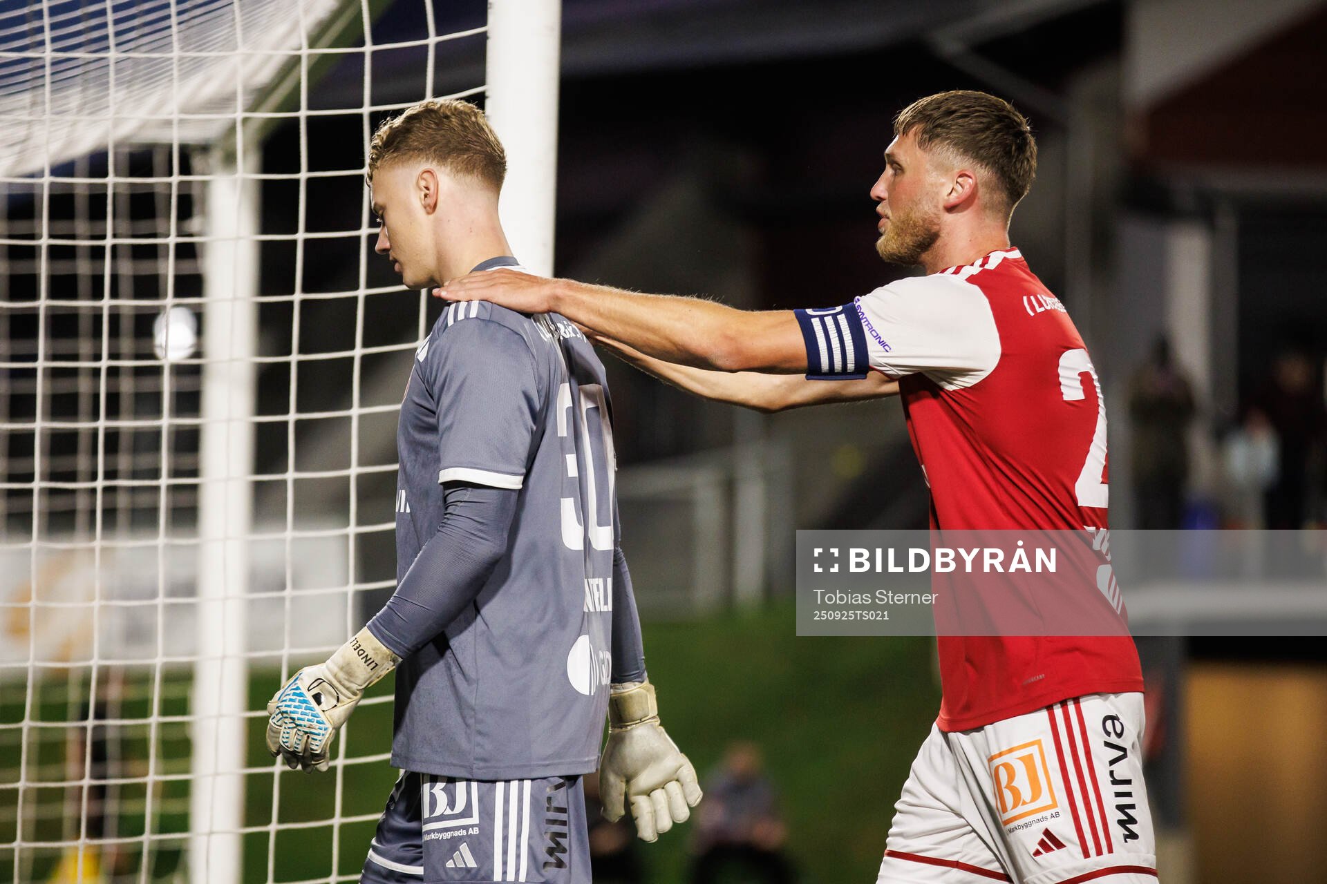 Sandvikens IFs målvakt Otto Lindell och Emil Engqvist
