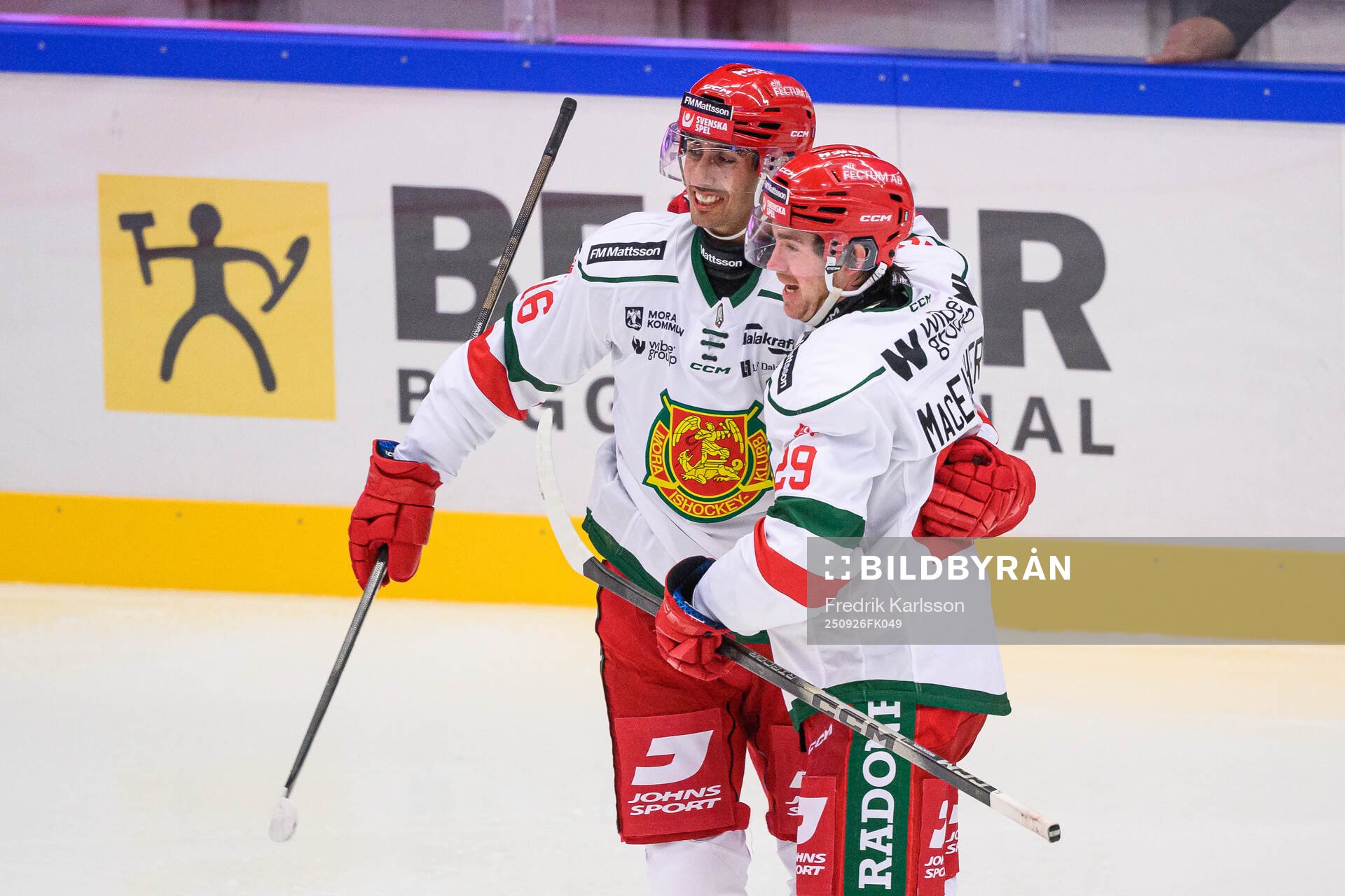 Moras Marcus Karlström och Connor MacEachern jublar
