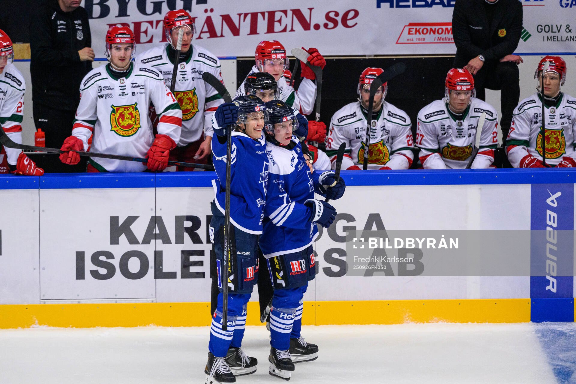 Karlskogas Tim Barkemo och Leevi Viitala jublar