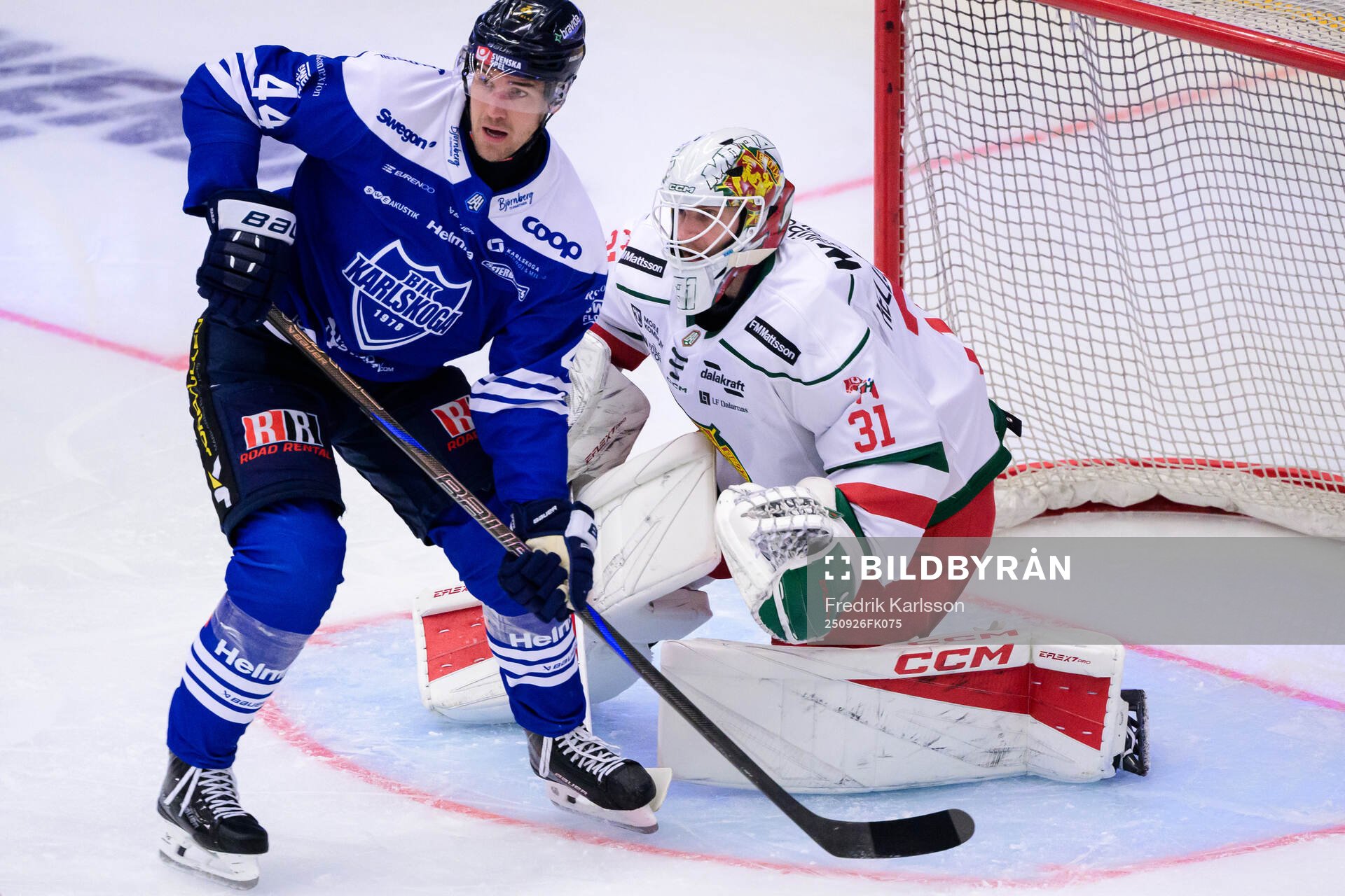 Karlskogas Jonatan Harju och Moras målvakt Marcus Hellgren