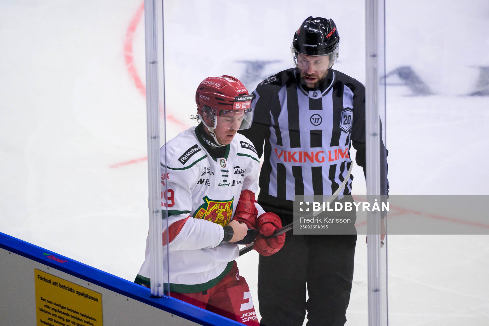 Moras Connor MacEachern och Linjedomare Filip Löwgren