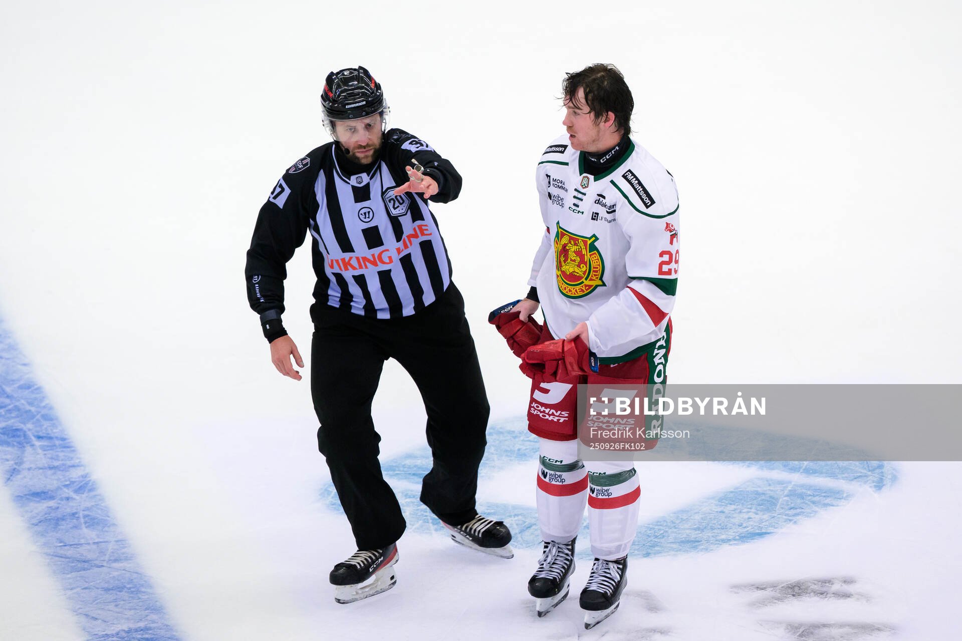 Linjedomare Filip Löwgren och Moras Connor MacEachern