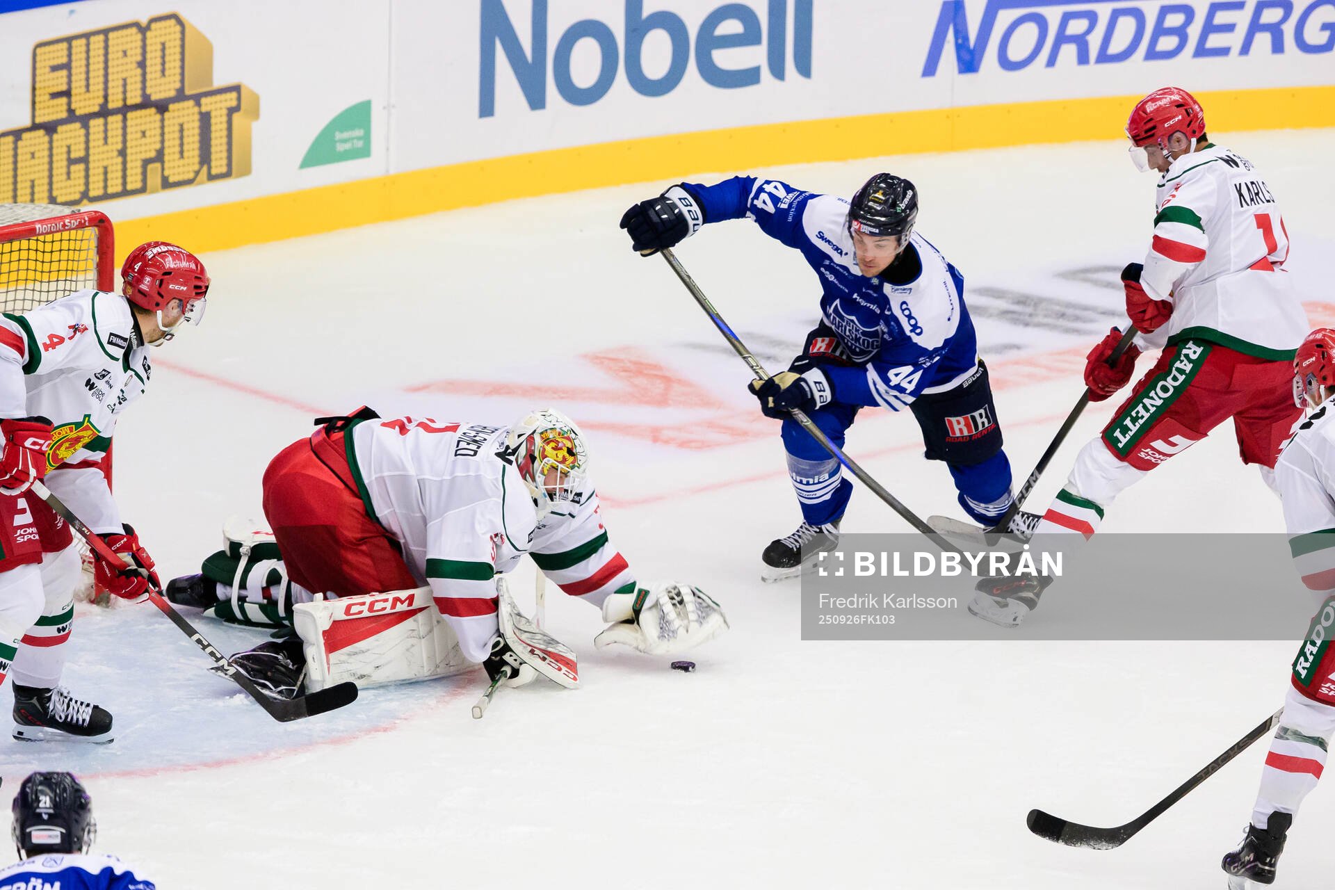 Moras målvakt Marcus Hellgren Smed och Karlskogas Jonatan