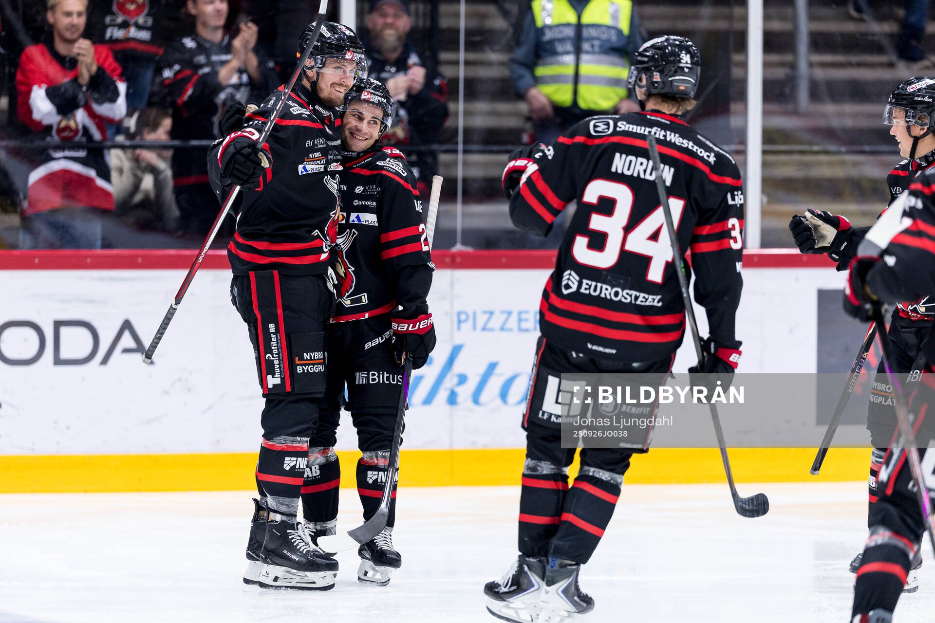 Nybros Jesper Mångs och Nybros Juho Liuksiala jublar