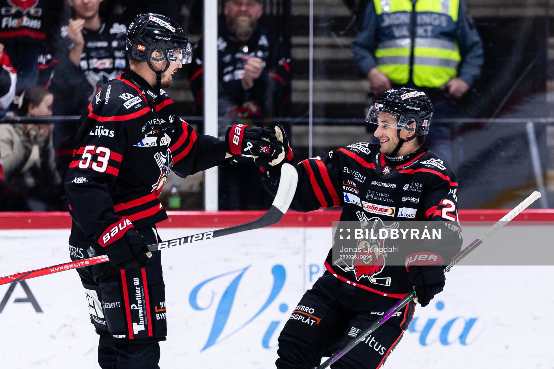 Nybros Jesper Mångs och Juho Liuksiala jublar