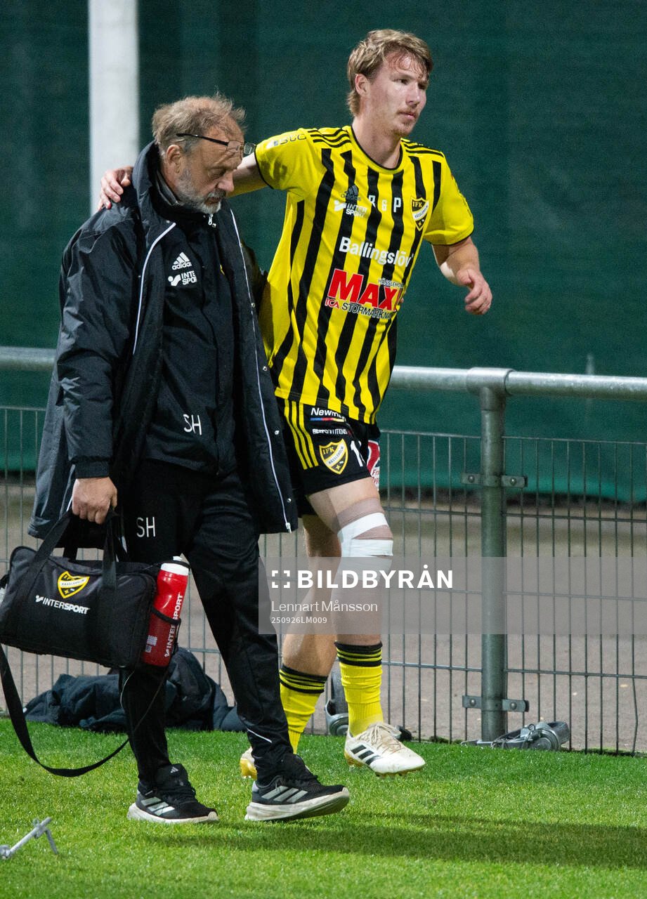 IFK Hässleholms Hugo Arvidsson skadad och får hjälp av