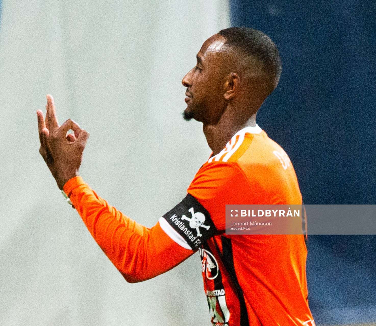 Kristianstads 3-målsskytt Omar Dampha visar tre fingrar i