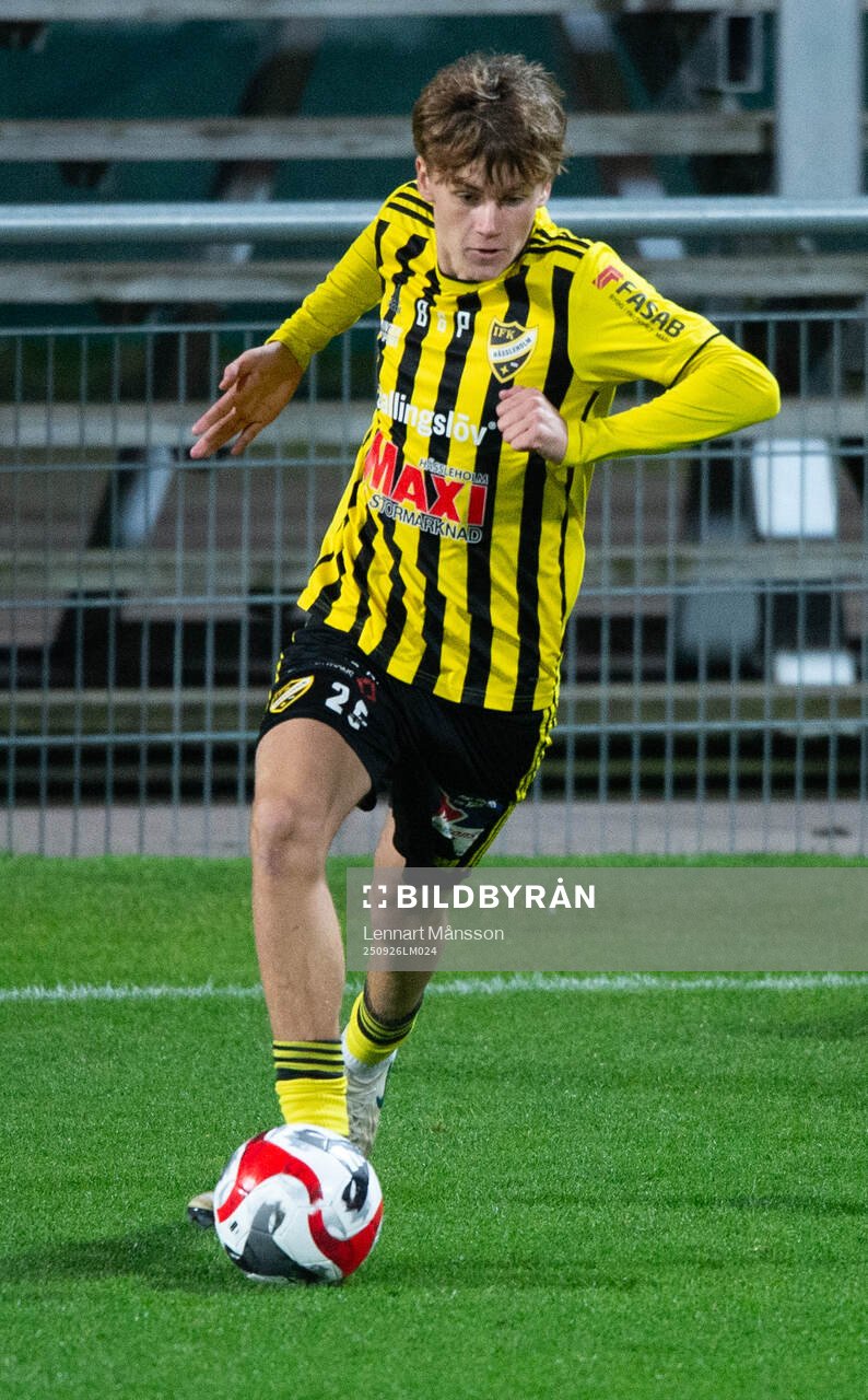 iFK Hässleholms Neo Jakobsson i matchen i division 2