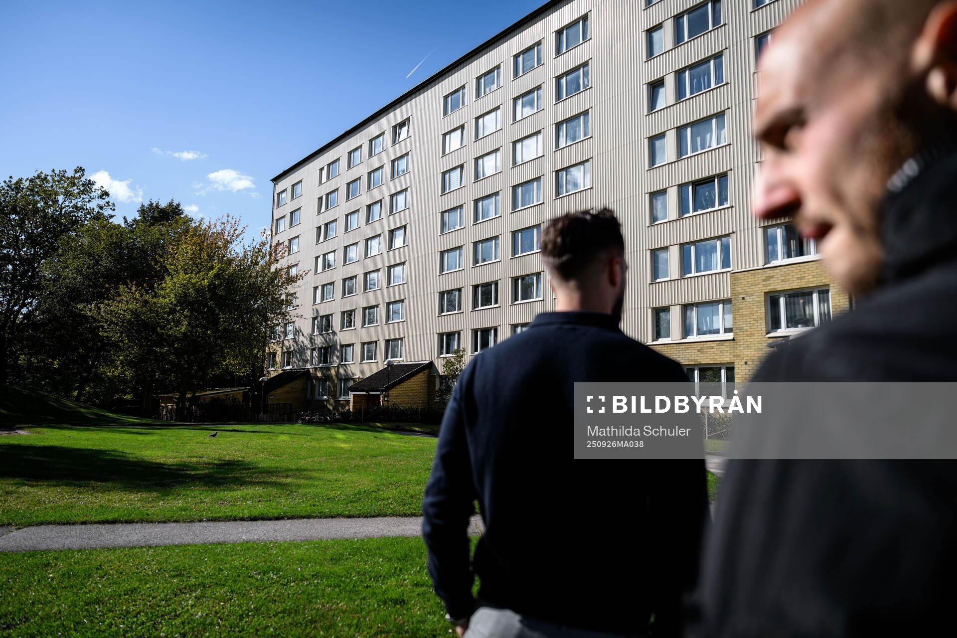 Arnes Mujanic och Öregrytes Amel Mujanic framför huset