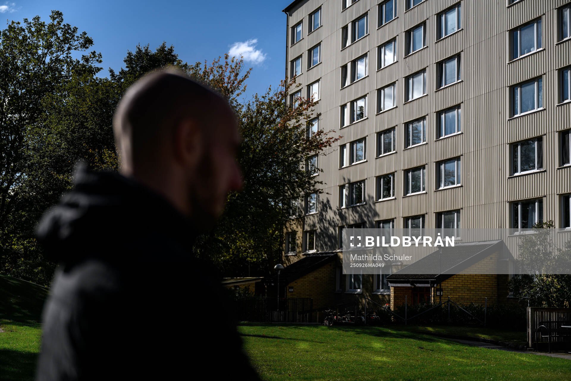 Arnes Mujanic och Öregrytes Amel Mujanic framför huset
