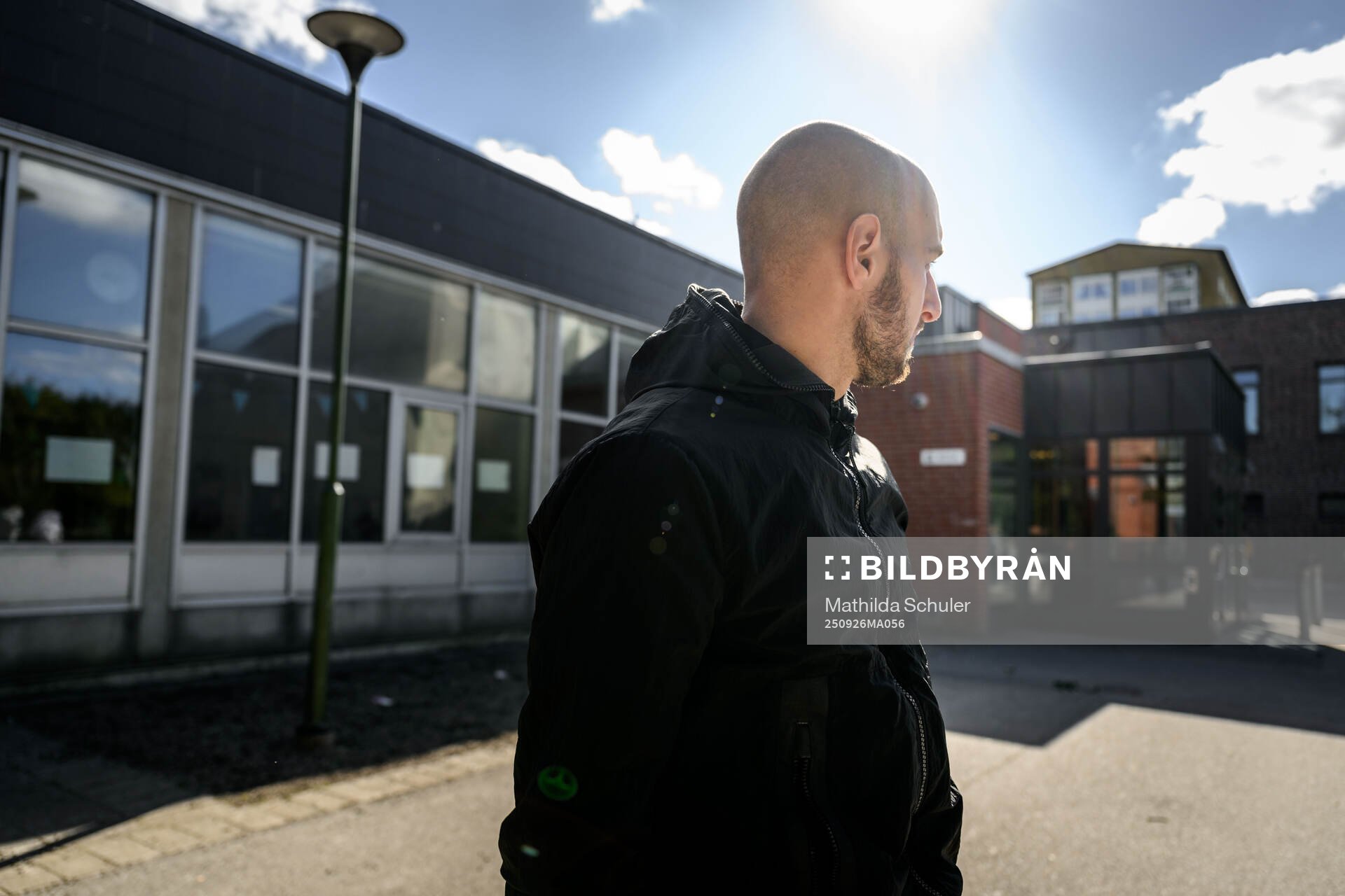 Öregrytes Amel Mujanic på sin gamla skolas skolgård