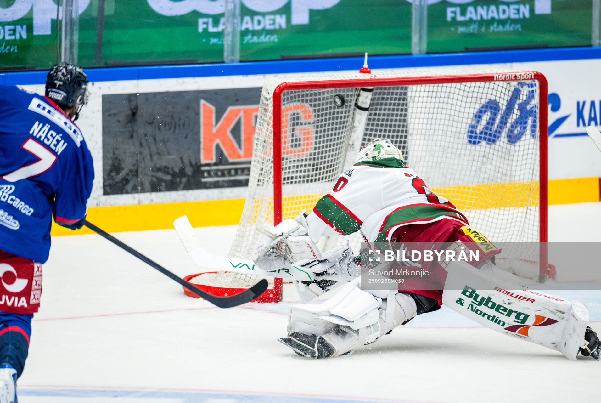 Oskarshamns Pontus Näsén och Modos målvakt Edvin Olofsson
