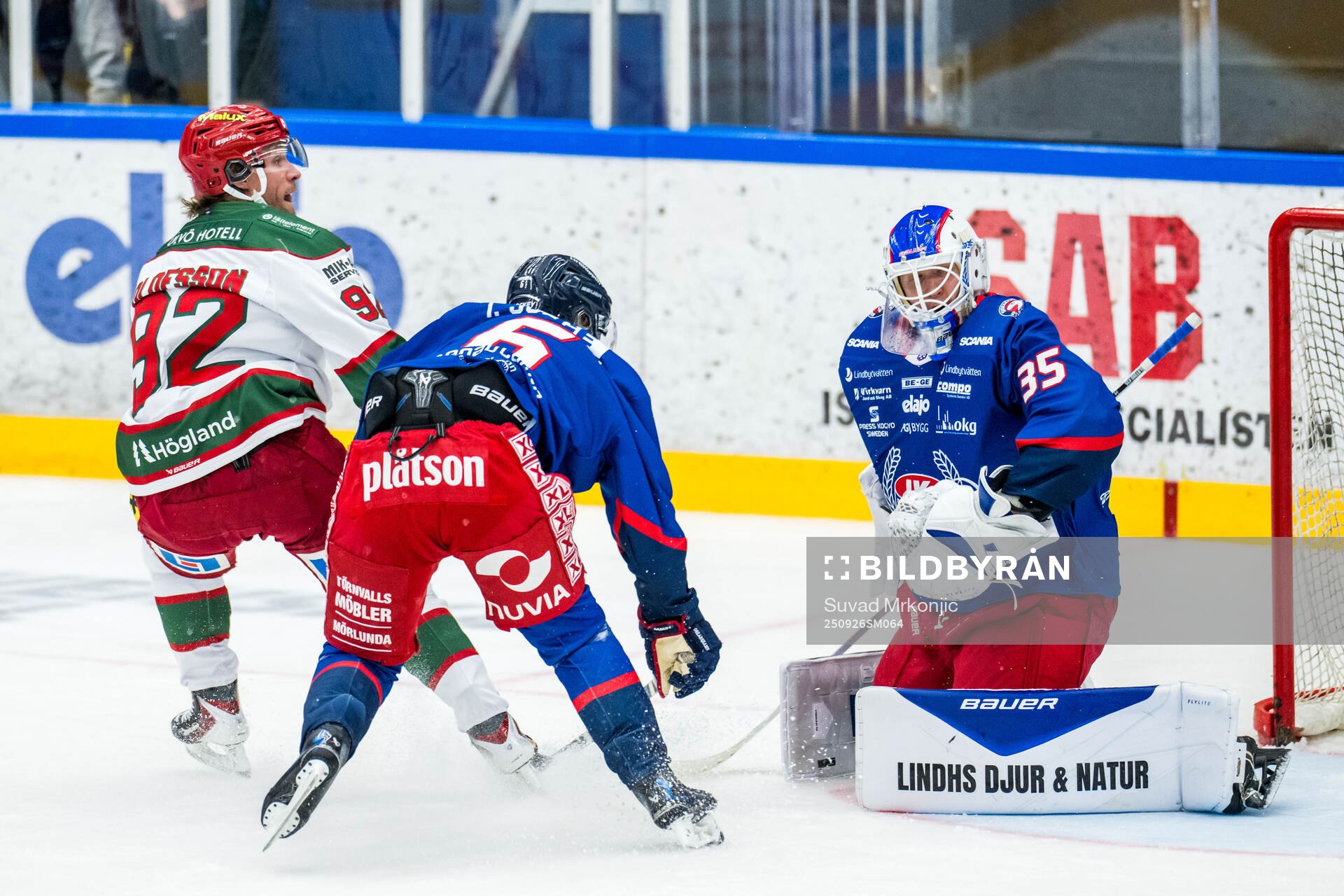 Modos Jesper Olofsson och Oskarshamns målvakt Olof Glifford