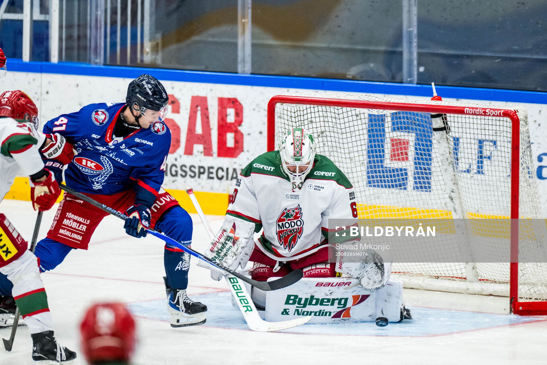 Oskarshamns Melker Eriksson och Modos målvakt Edvin