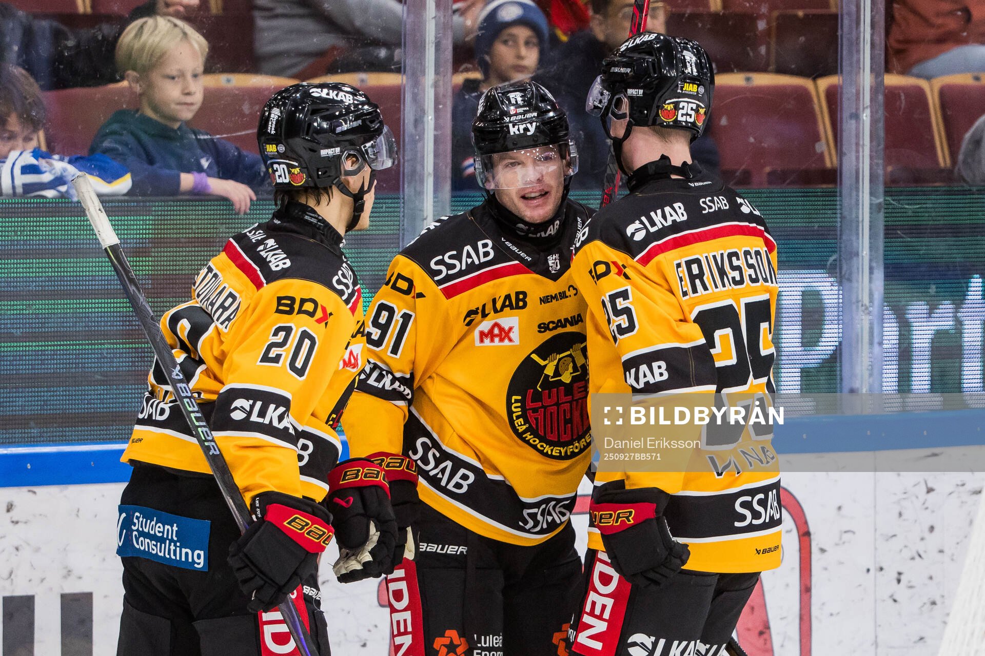 Luleås Brian O'Neill jublar med Casper Juustovaara