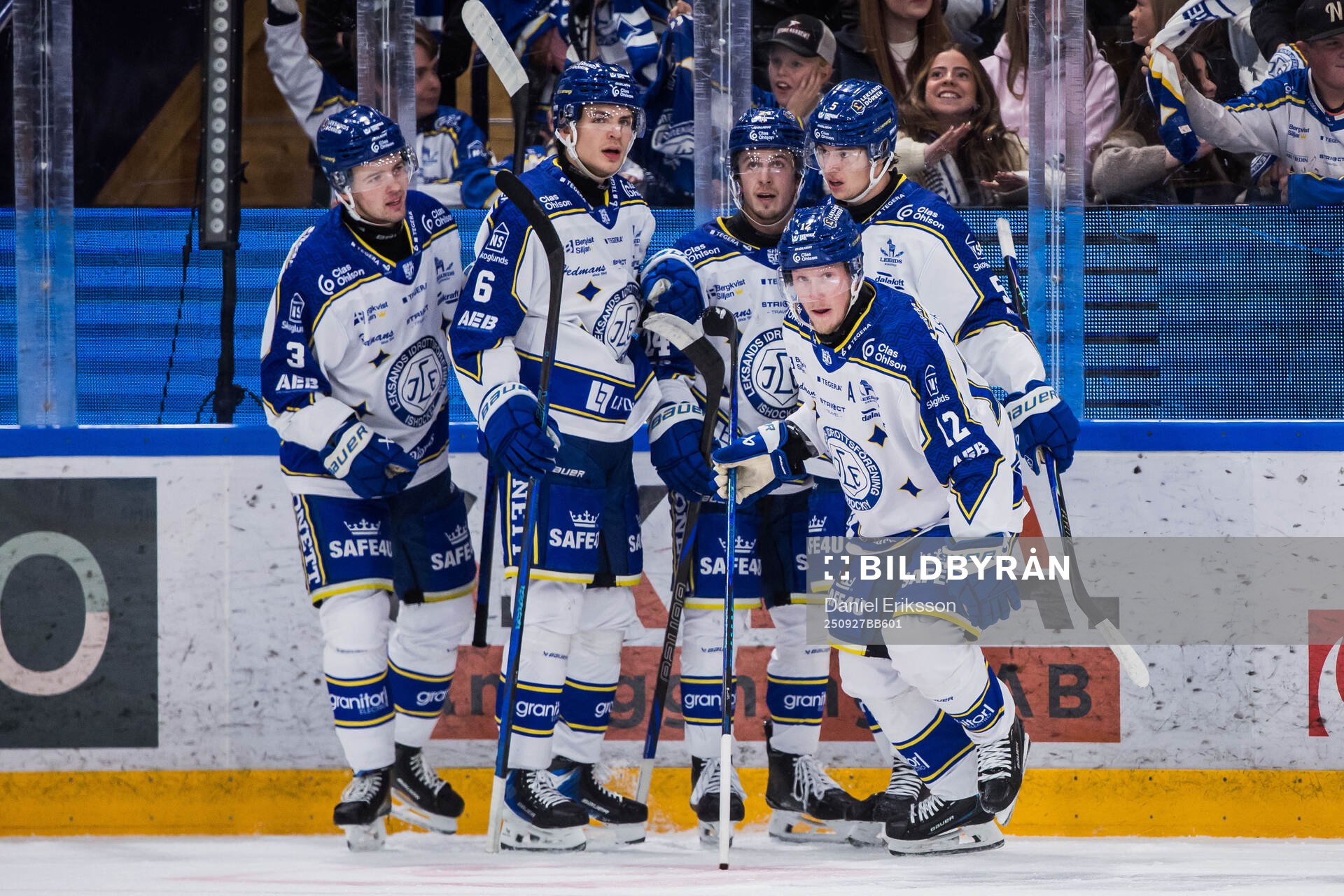 Leksands Kalle Östman jublar med lagkamrater