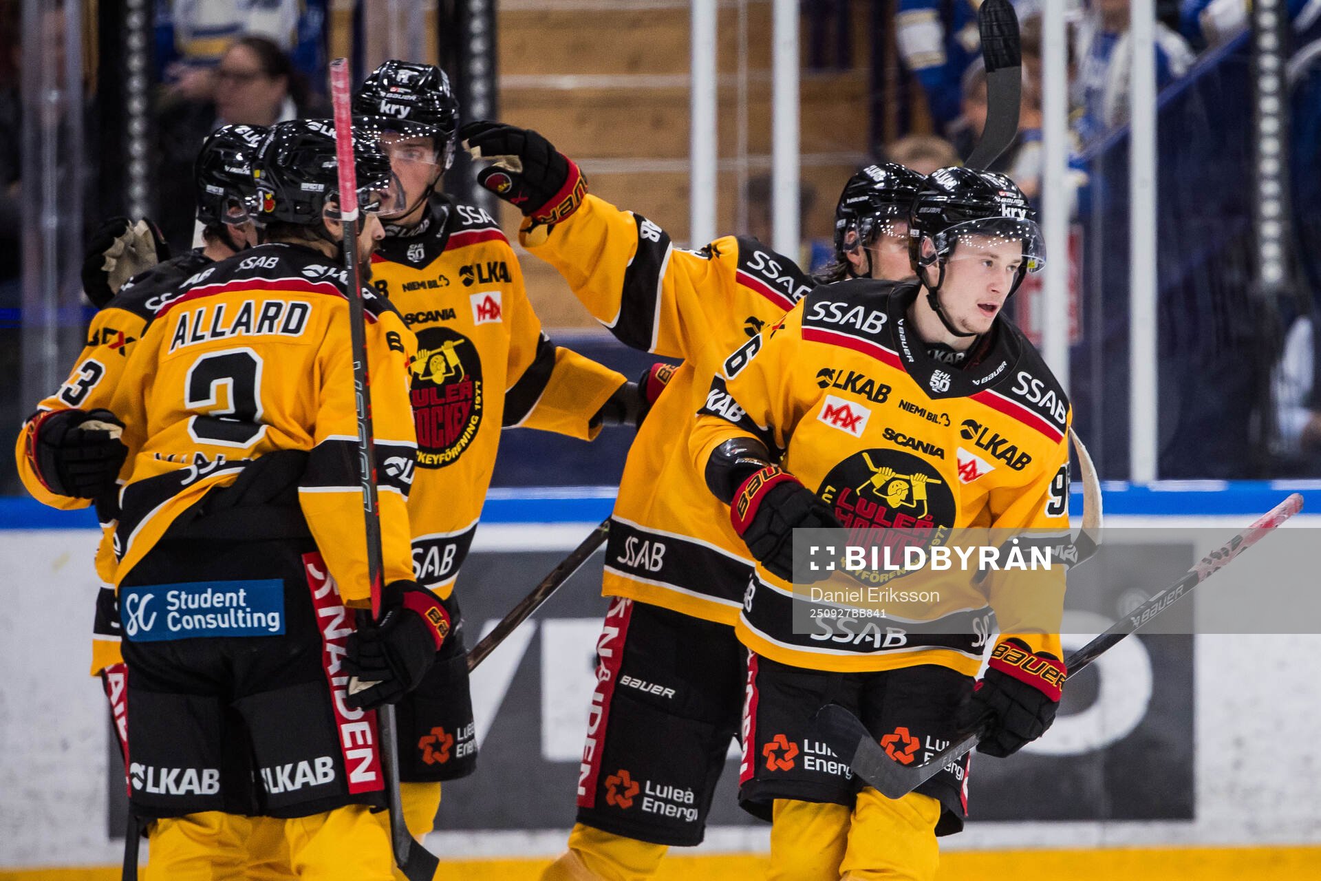 Luleås Pontus Andreasson jublar med lagkamrater 1-2