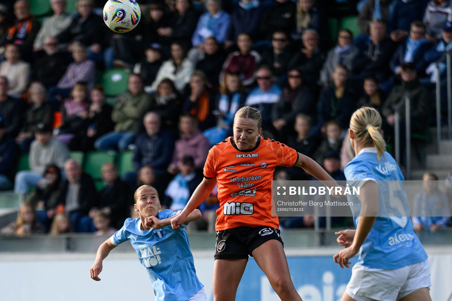 Malmö FFs Karoline Olesen och Kristianstads Mathilde Janzen