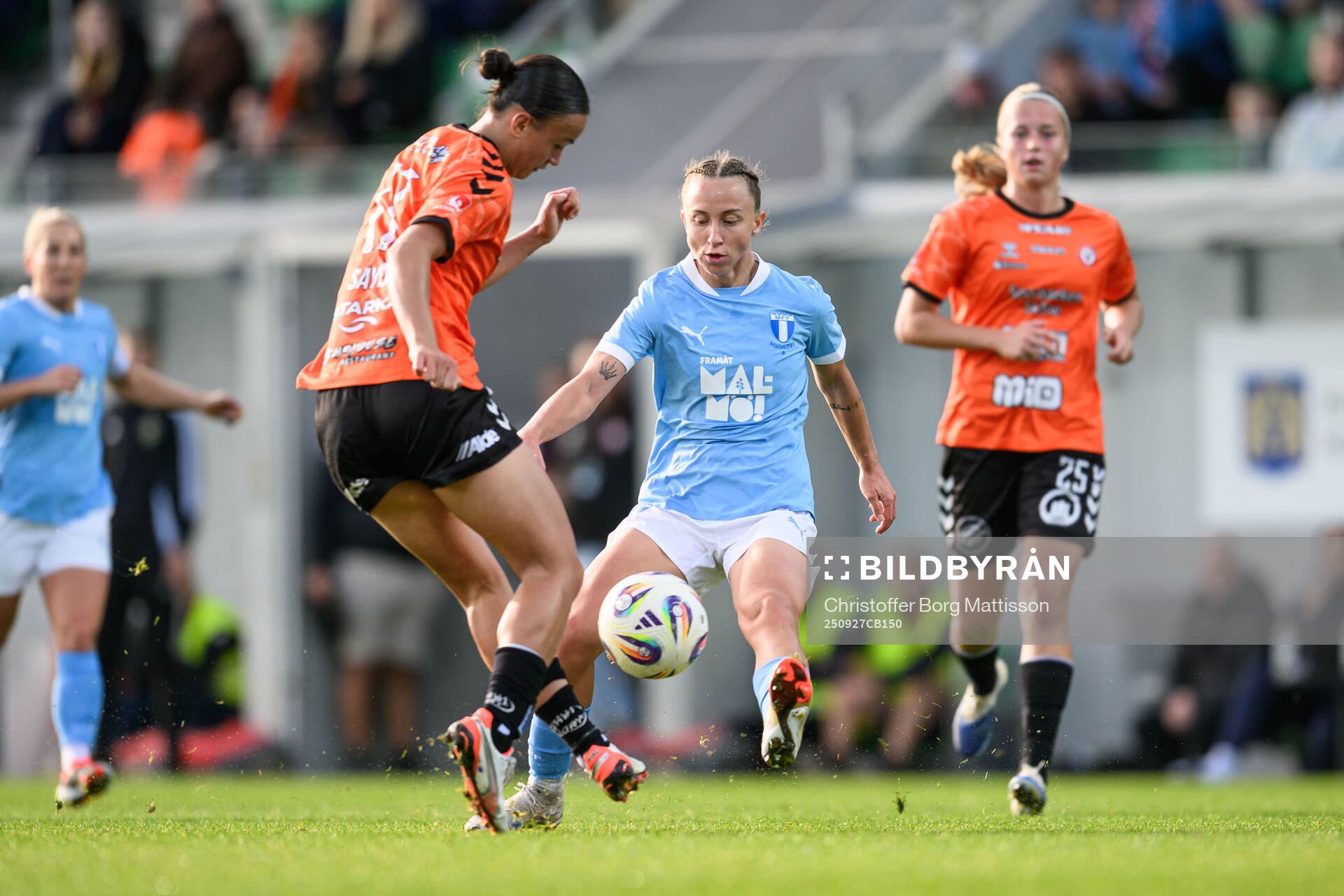 Kristianstads Amy Sayer och Malmö FFs Miljana Ivanovic