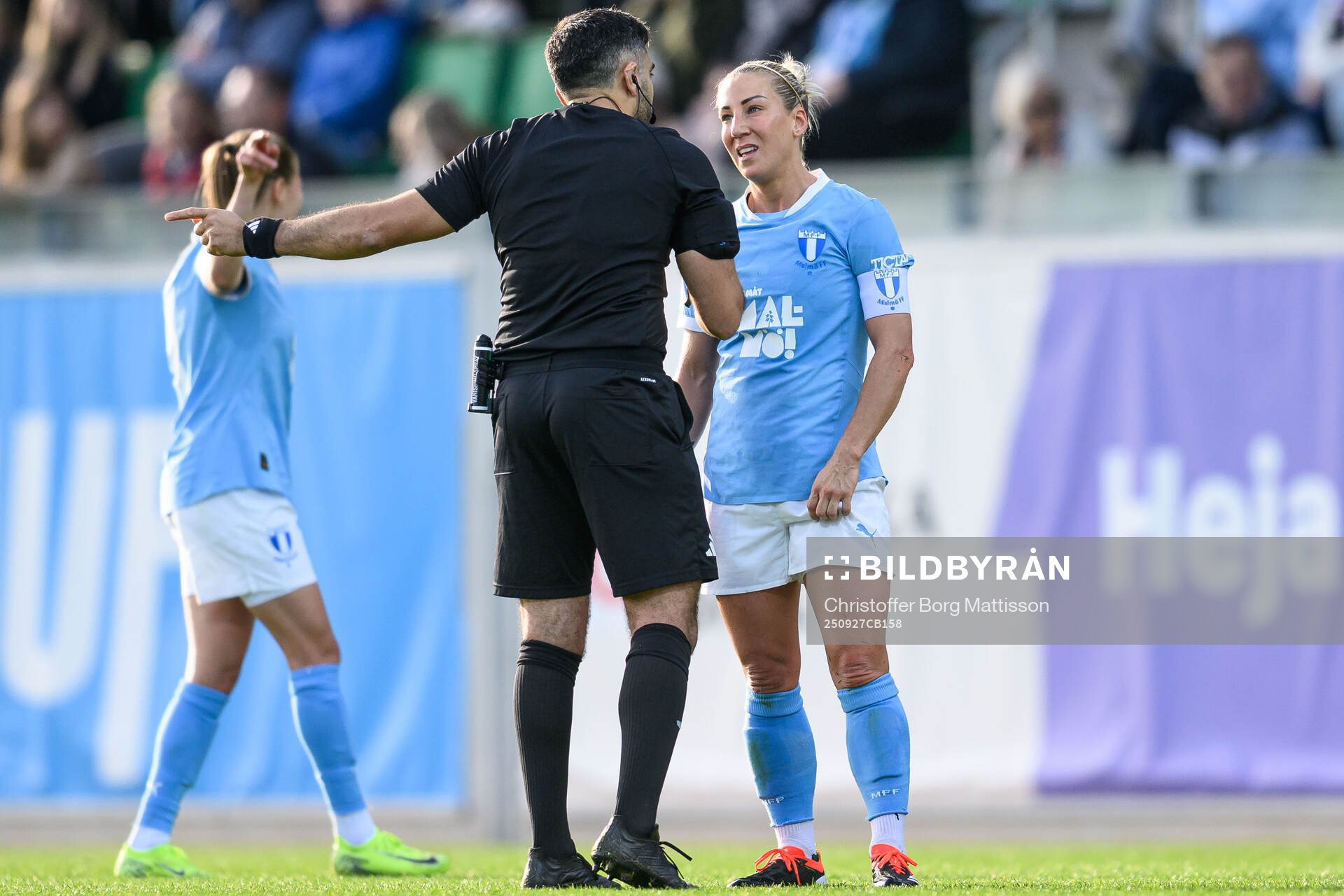 Domare George Jansizian och Malmö FFs Mia Persson