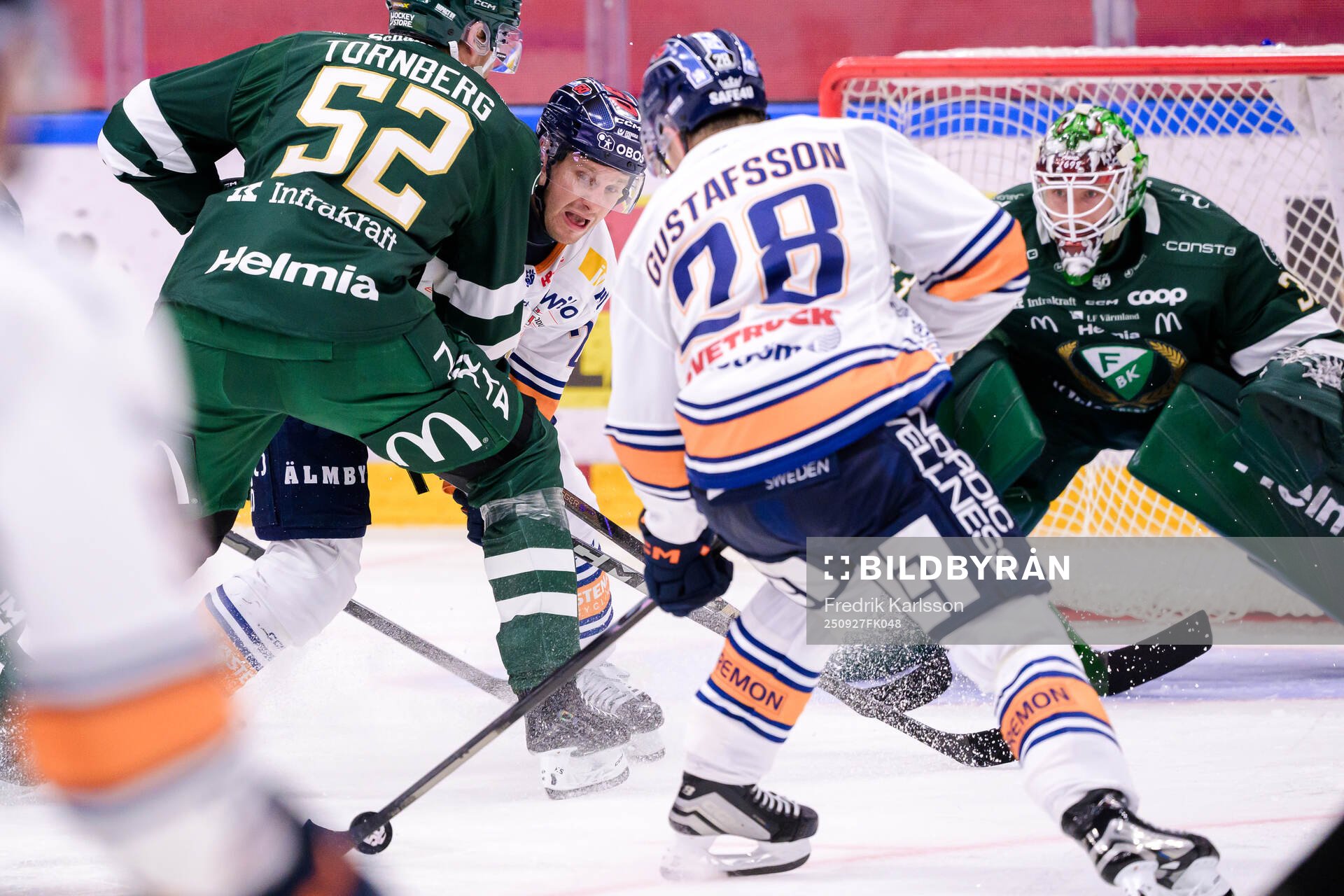 Växjös Sebastian Strandberg och Färjestads målvakt Emil