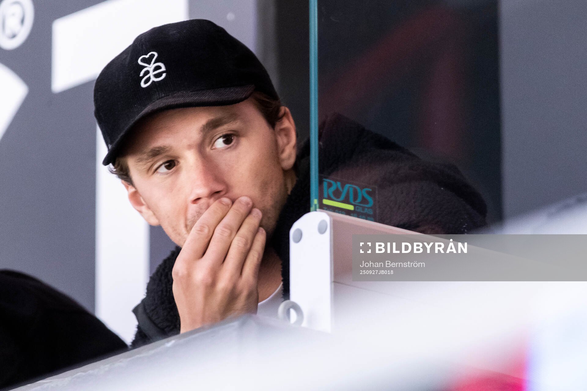 Örebros Filip Berglund på läktaren
