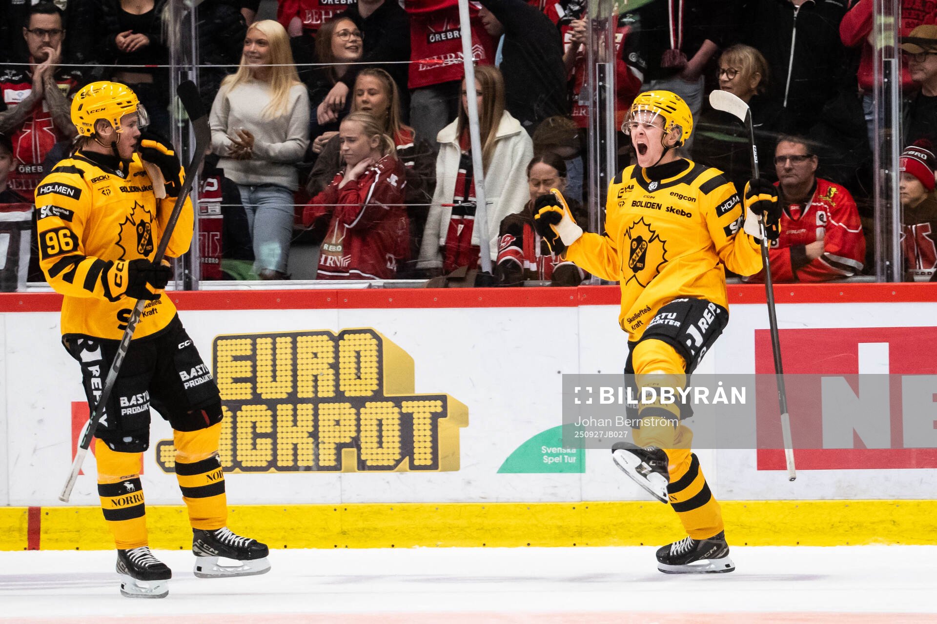 Skellefteås Pontus Johansson jublar med Rickard Hugg