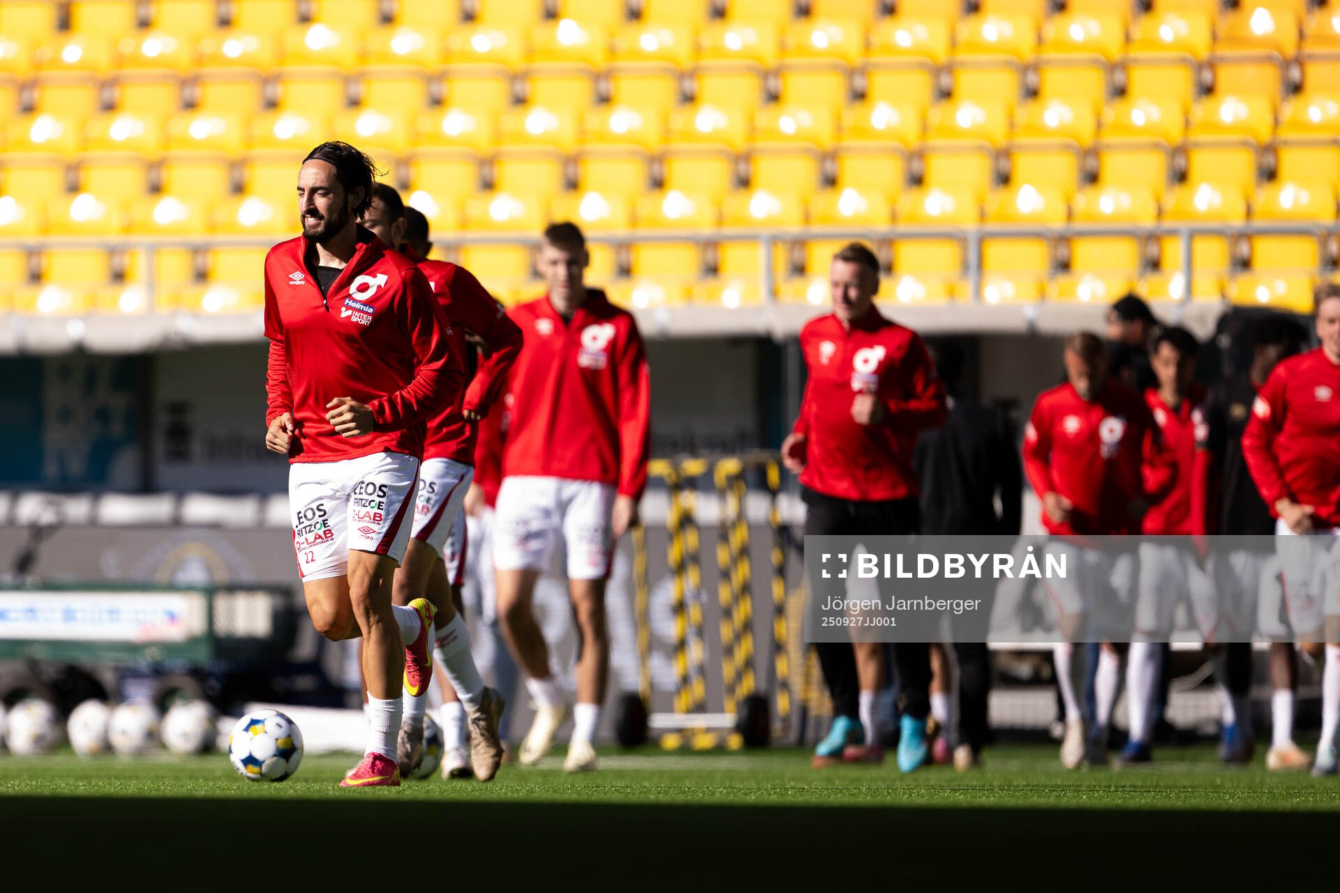 Degerfors Dijan Vukojevic kommer in till uppvärmningen