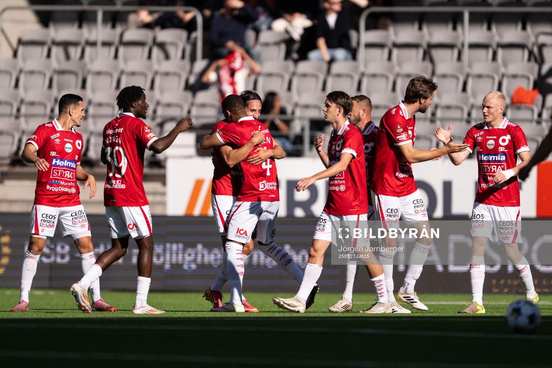 Degerfors Dijan Vukojevic jublar med lagkamrater