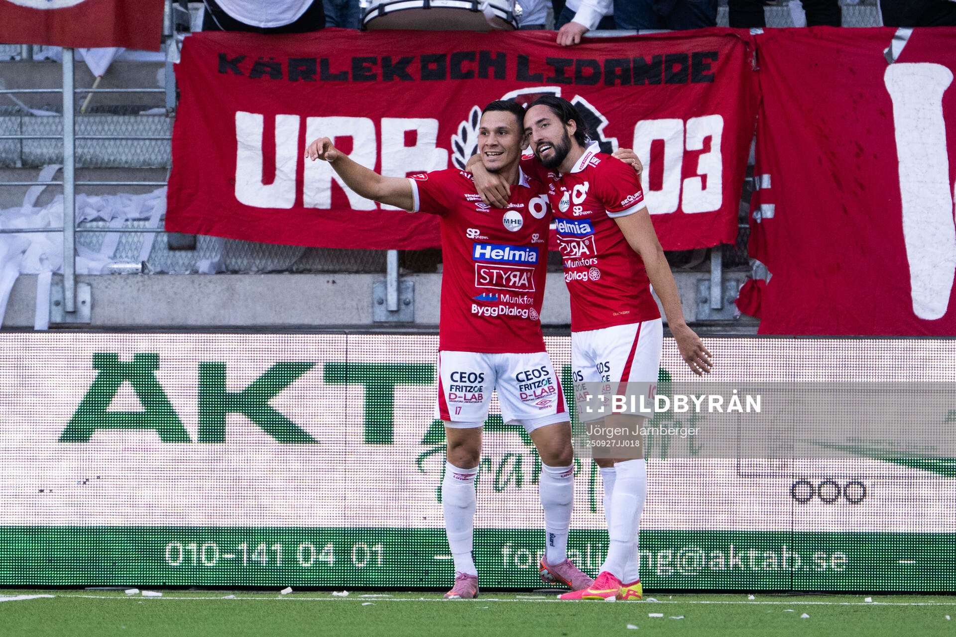 Degerfors Dijan Vukojevic jublar med Arman Taranis