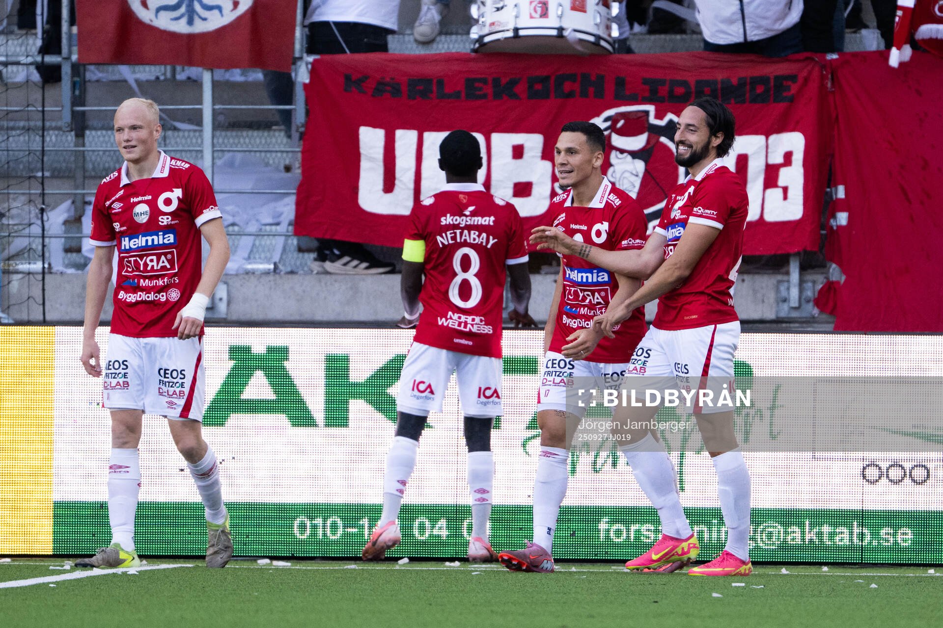 Degerfors Dijan Vukojevic jublar med Marcus Rafferty, Nahom