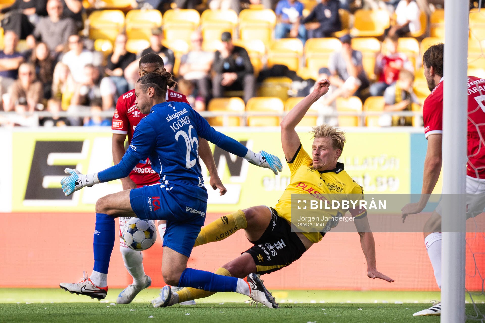 Degerfors målvakt Matvei Igonen och Elfsborgs Per Frick