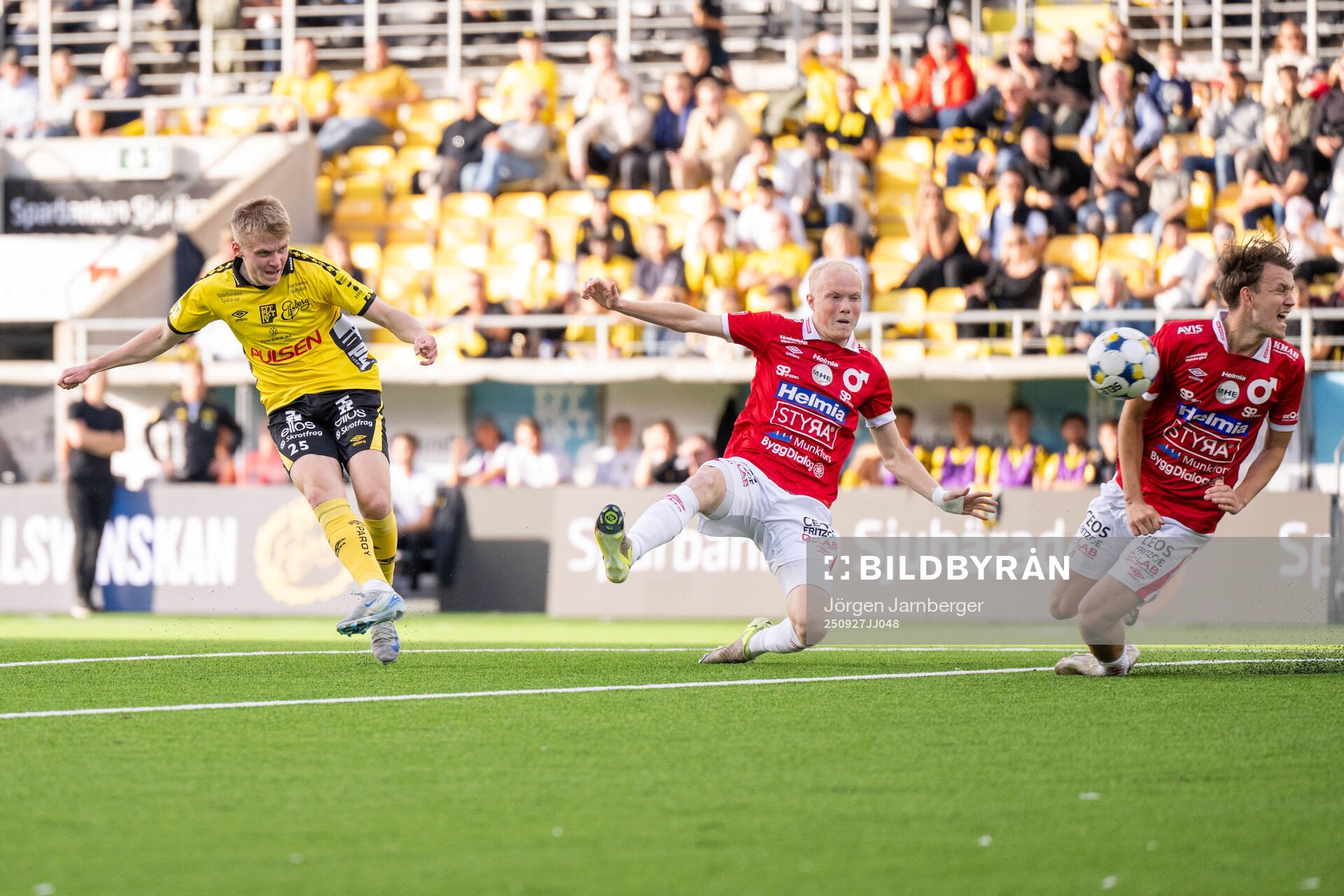 Elfsborgs Ari Sigurpálsson mot Degerfors Marcus Rafferty