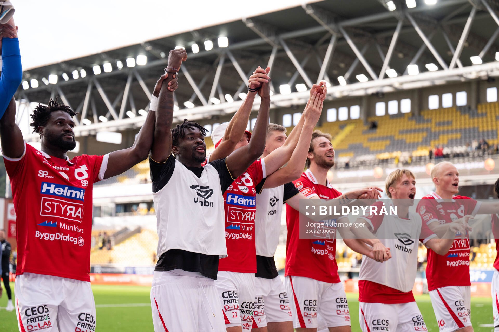 Degerfors spelare jublar