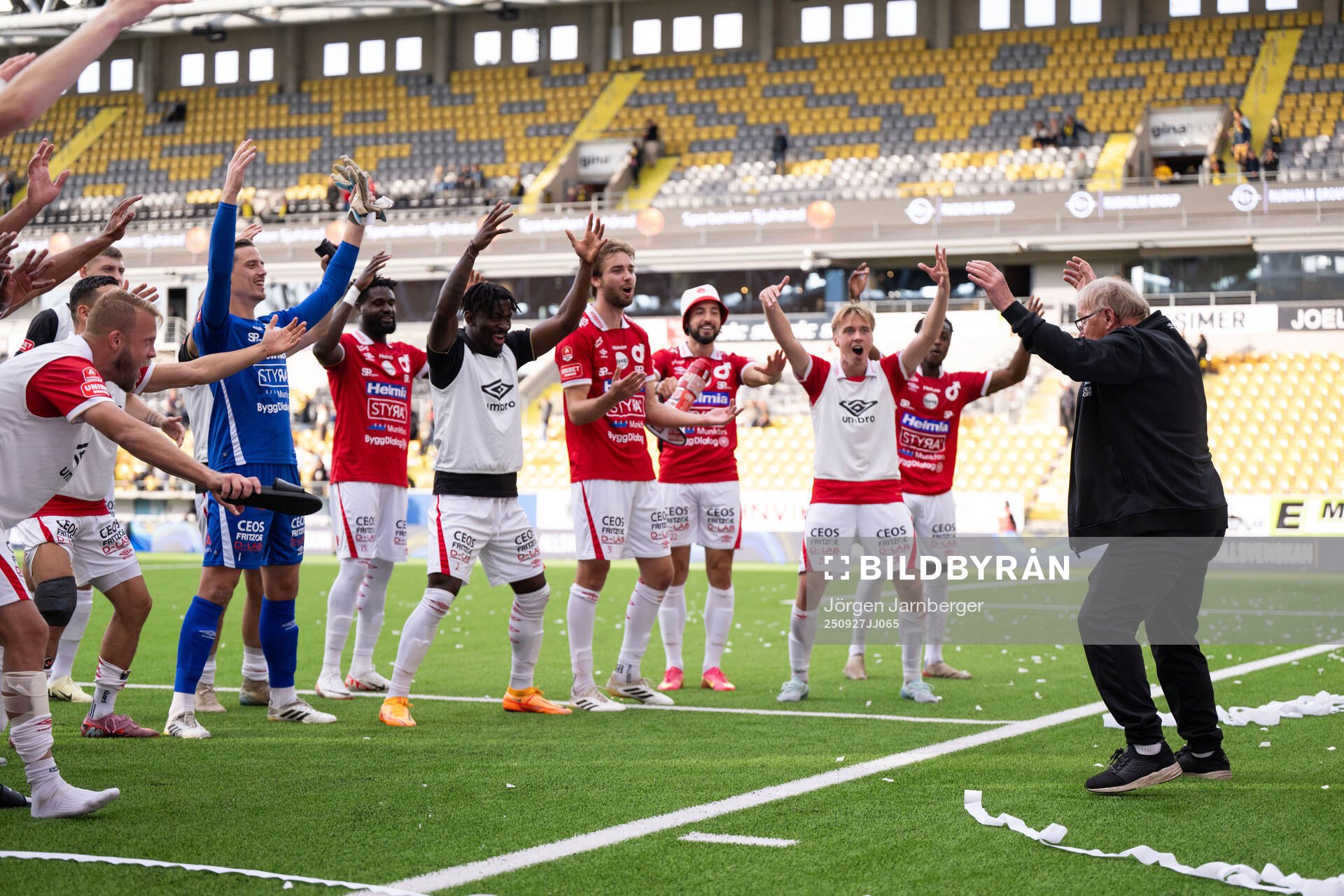 Degerfors spelare jublar med lagledare Stig ”Stisse”