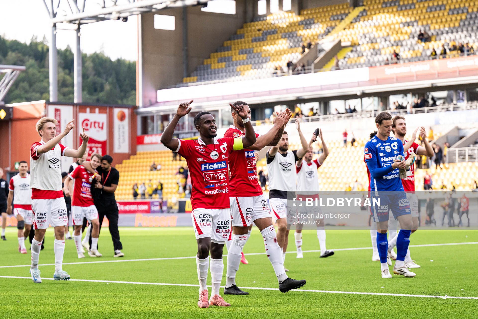 Degerfors spelare jublar