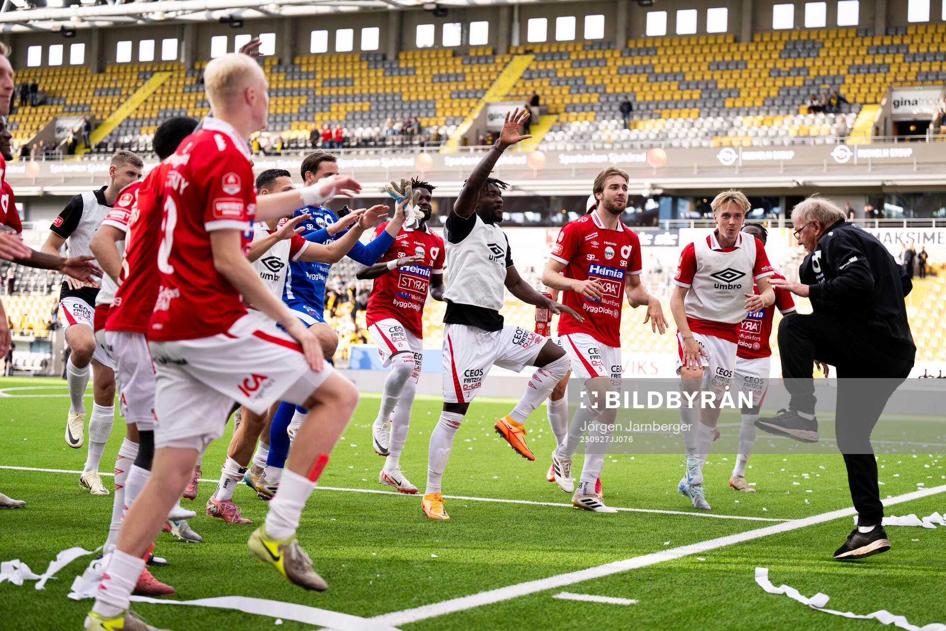 Degerfors spelare jublar