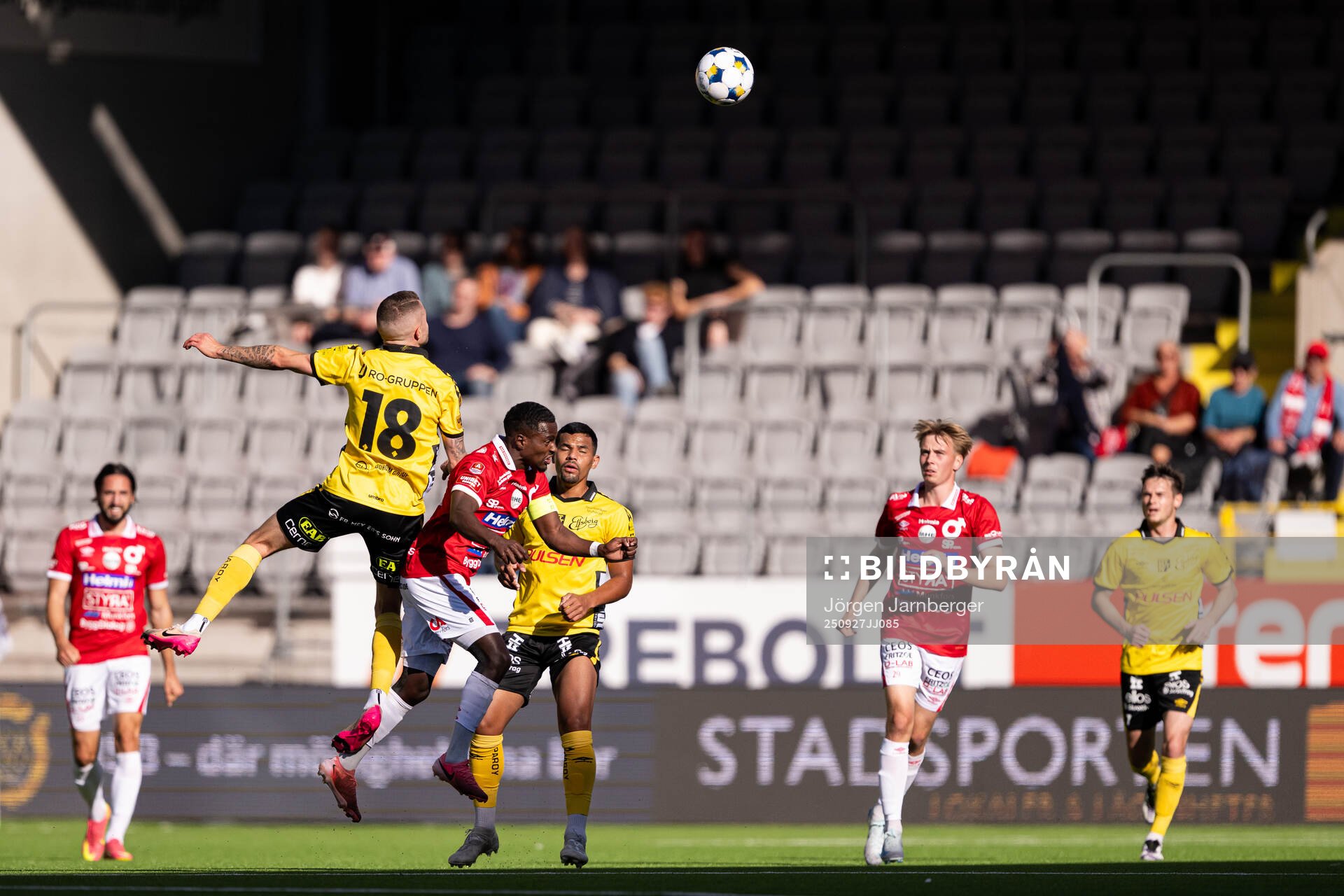 Elfsborgs Julius Magnusson och Degerfors Nahom Netabay
