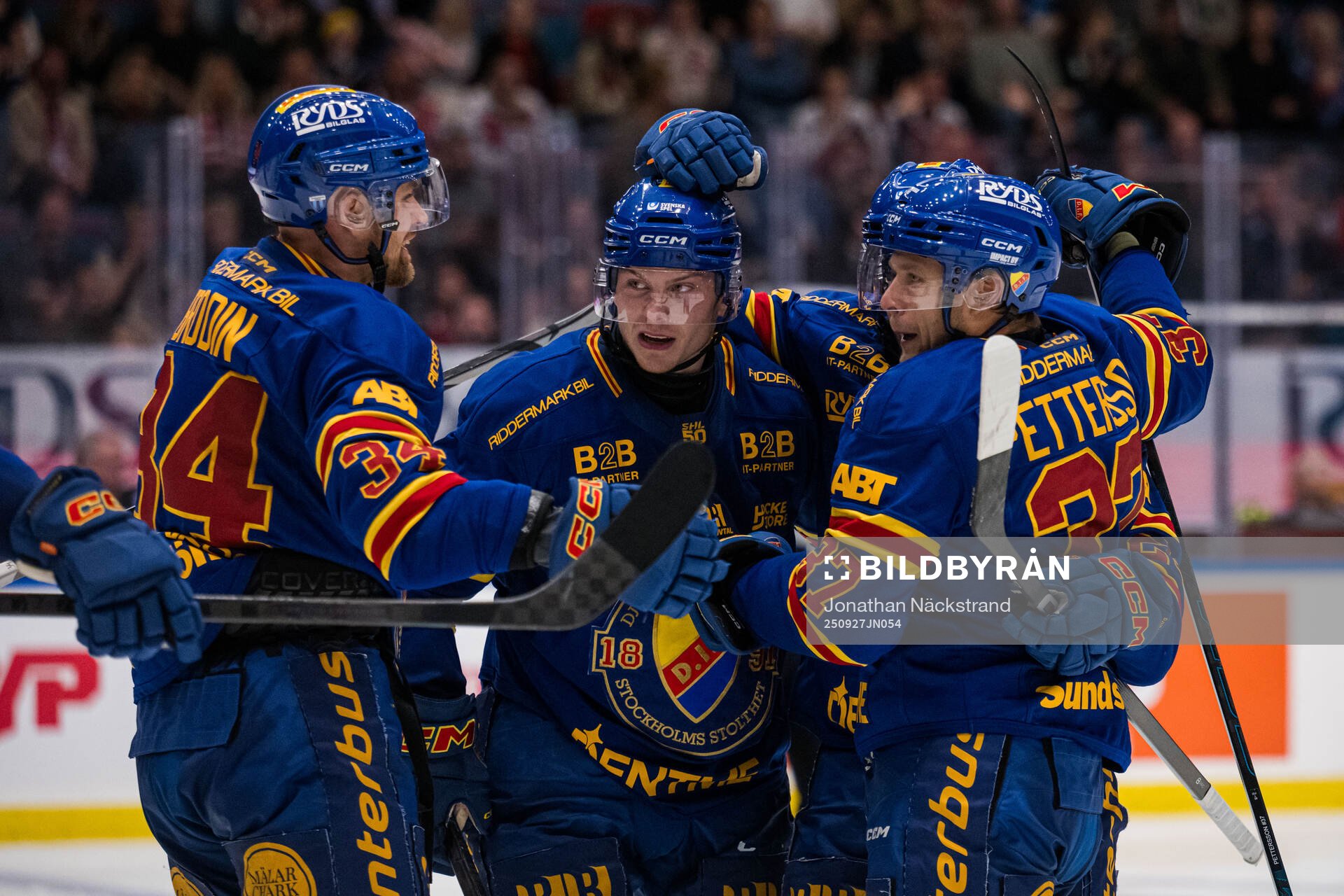 Djurgårdens Jesper Pettersson jublar med Daniel Brodin och