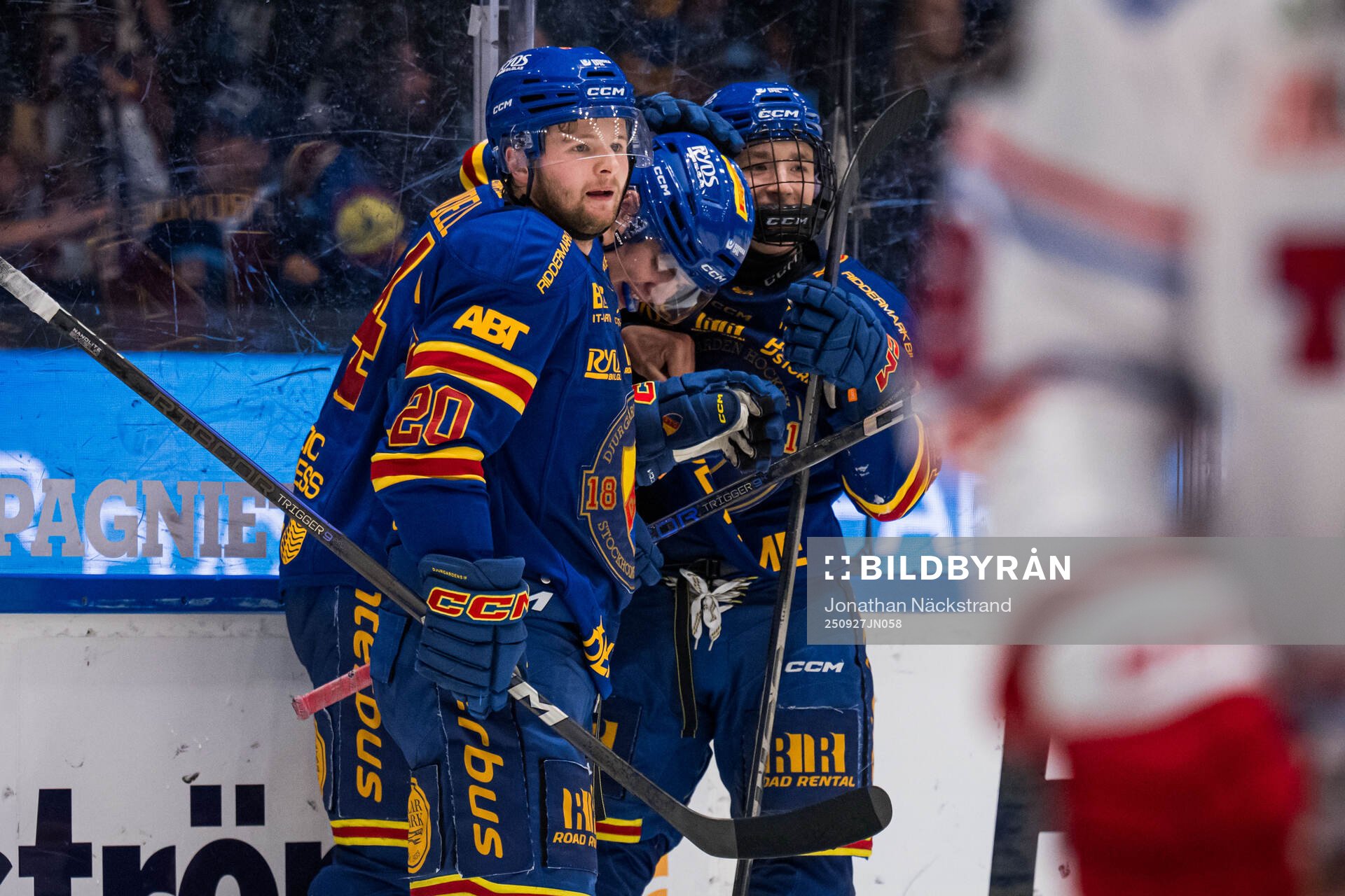 Djurgårdens Anton Frondell jublar med Mathias Emilio