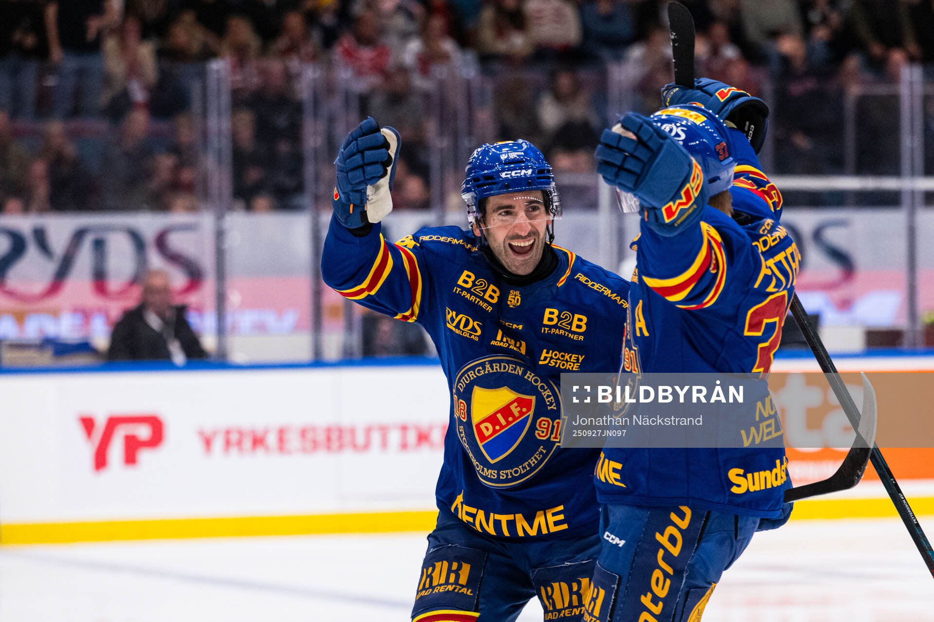 Djurgårdens Jesper Pettersson jublar med Daniel Brodin och