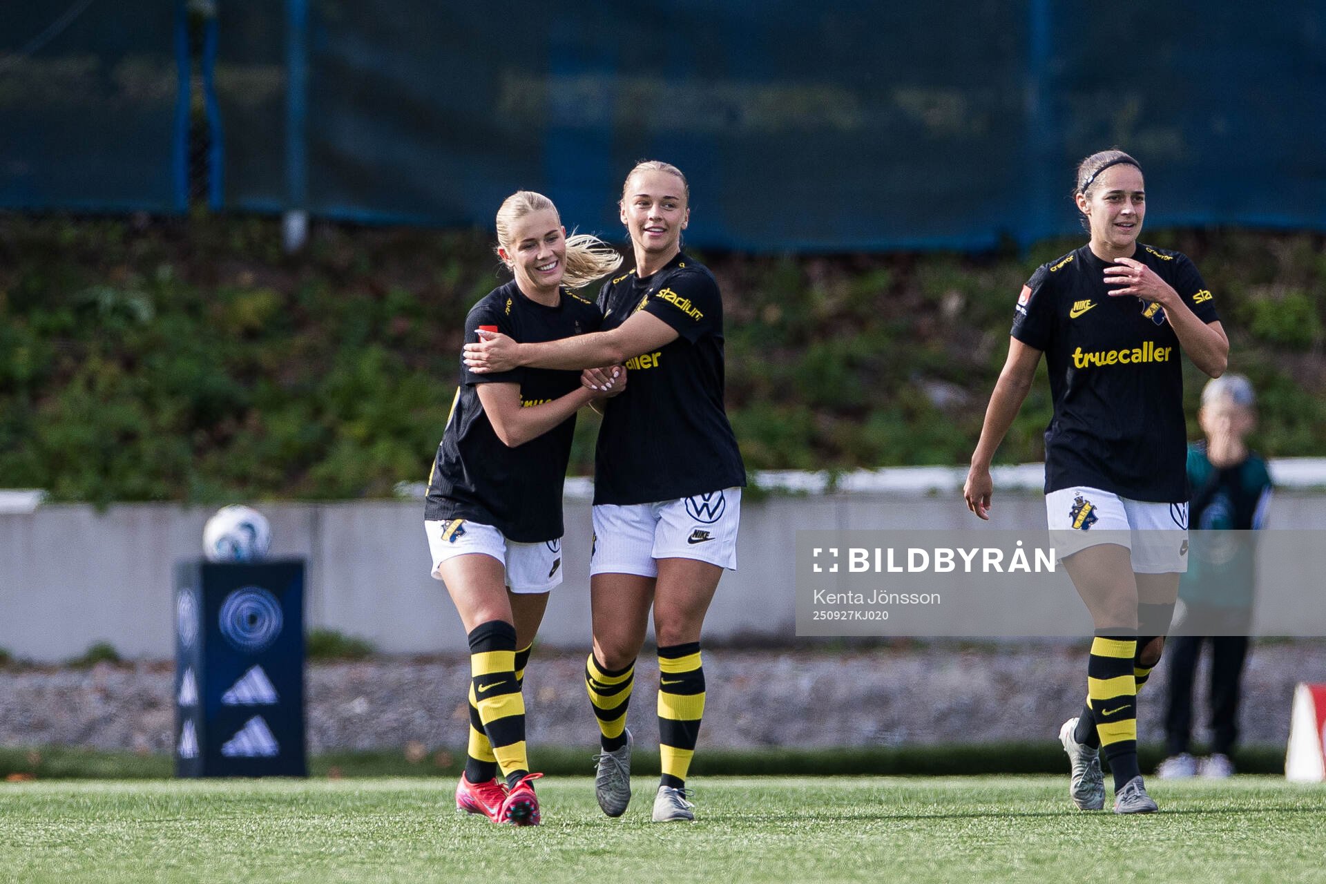 AIKs Villemo Dahlqvist och Olivia Lindstedt jublar