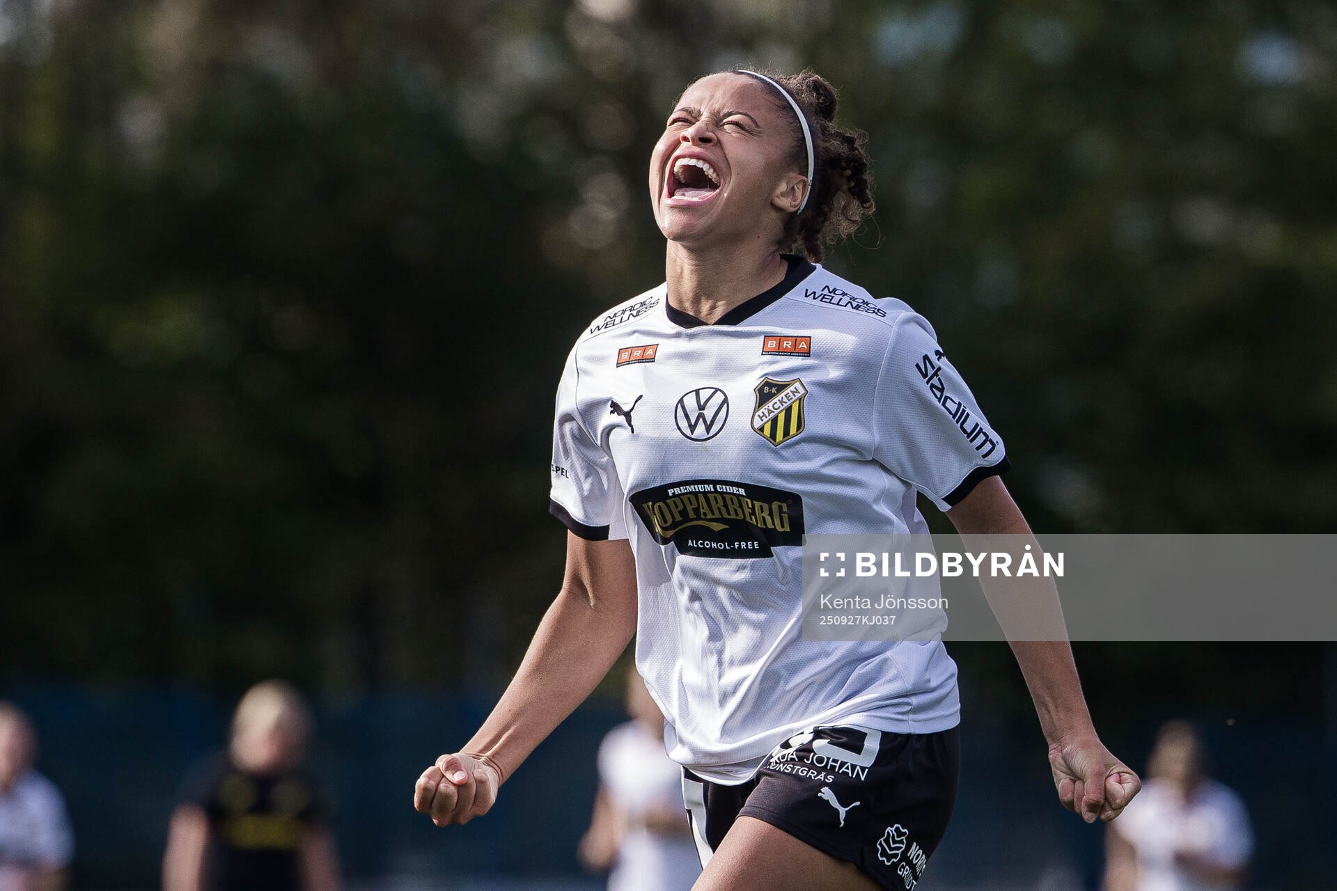 Häckens Felicia Schröder jublar