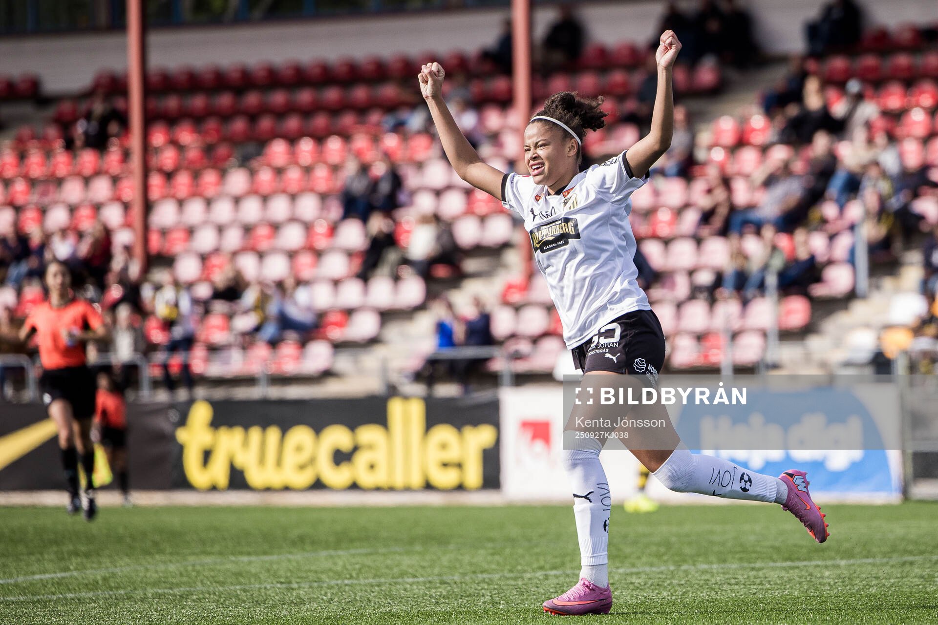 Häckens Felicia Schröder jublar