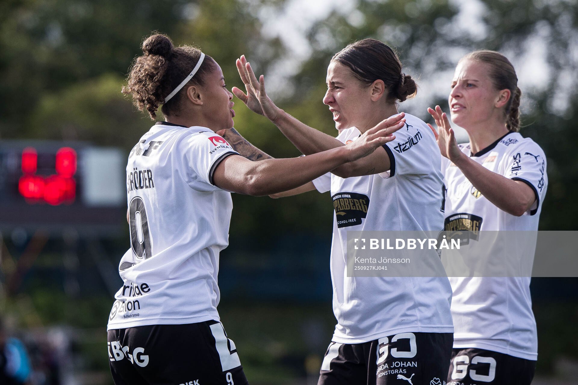 Häckens Felicia Schröder jublar med Tabby Tindell och