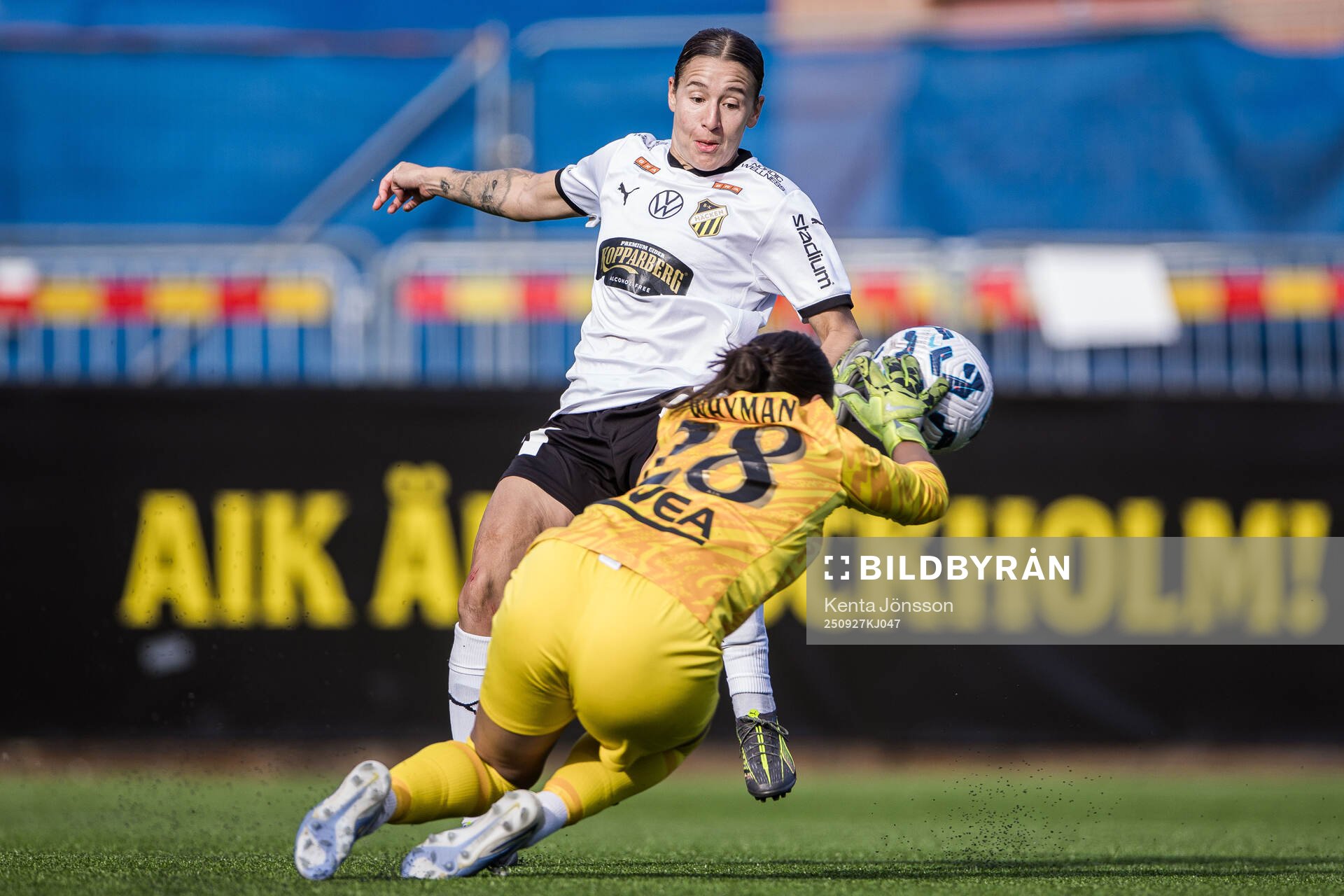 Häckens Tabby Tindell och AIKs målvakt Jada Leanne