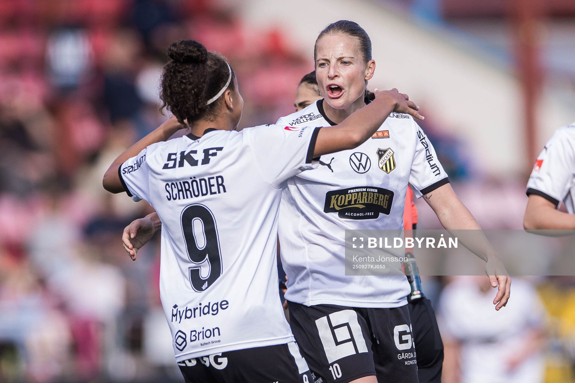 Häckens Anna Anvegård jublar med Felicia Schröder