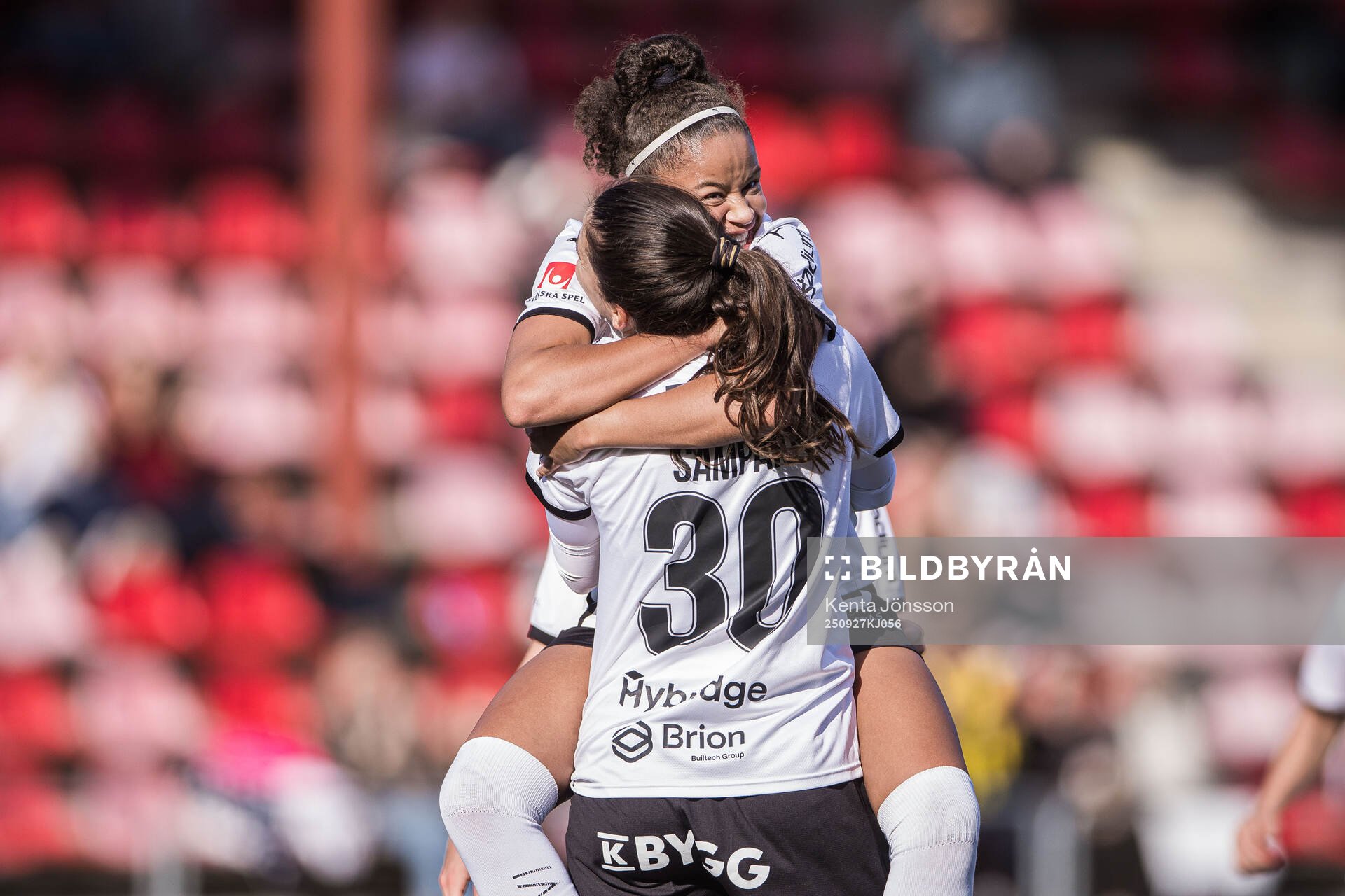 Häckens Helena Sampaio jublar Felicia Schröder jublar