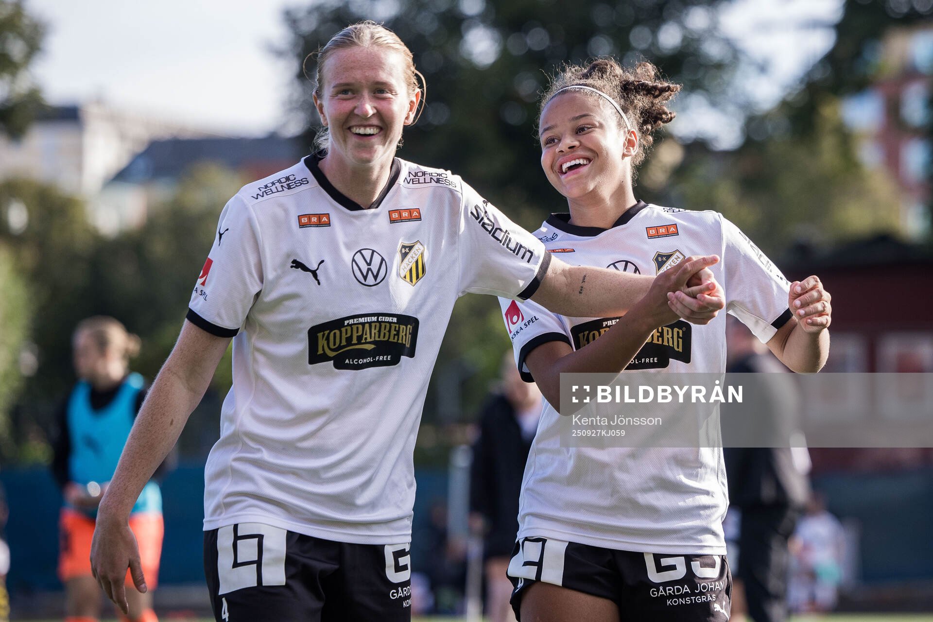 Häckens Emma Östlund och Felicia Schröder jublar