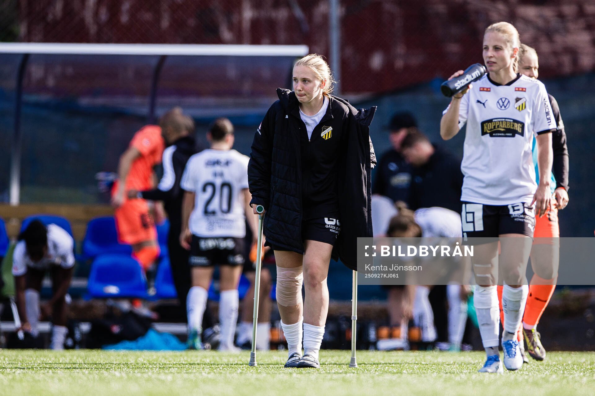 Häckens Johanna Fossdalsá Sørensen med kryckor